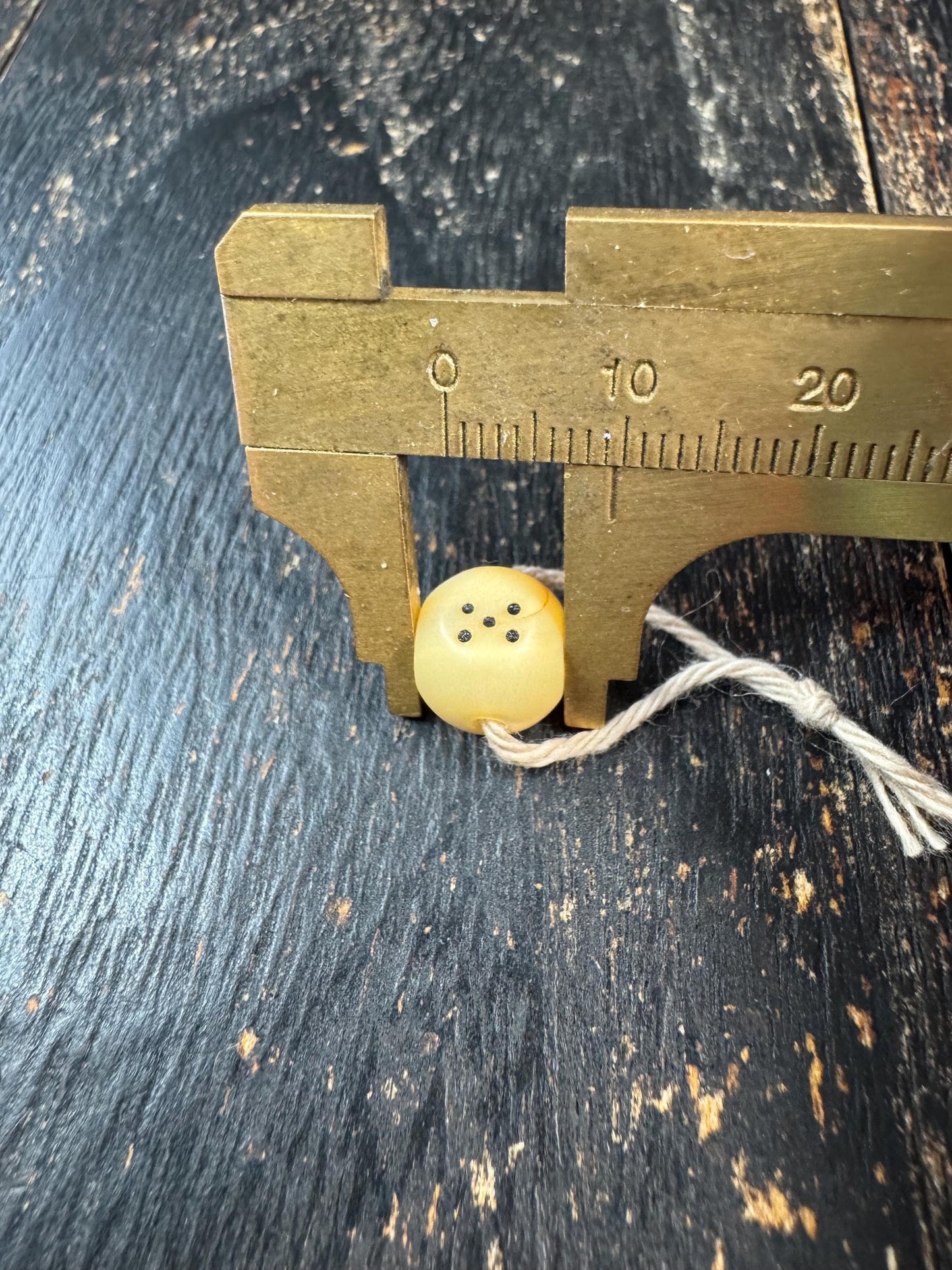 Hand Carved Shell Dice Bead, Mini Dice Spacer Bead, Natural Shell Bead for Jewelry Making, Mala Spacer, DIY Bracelet Necklace Bead