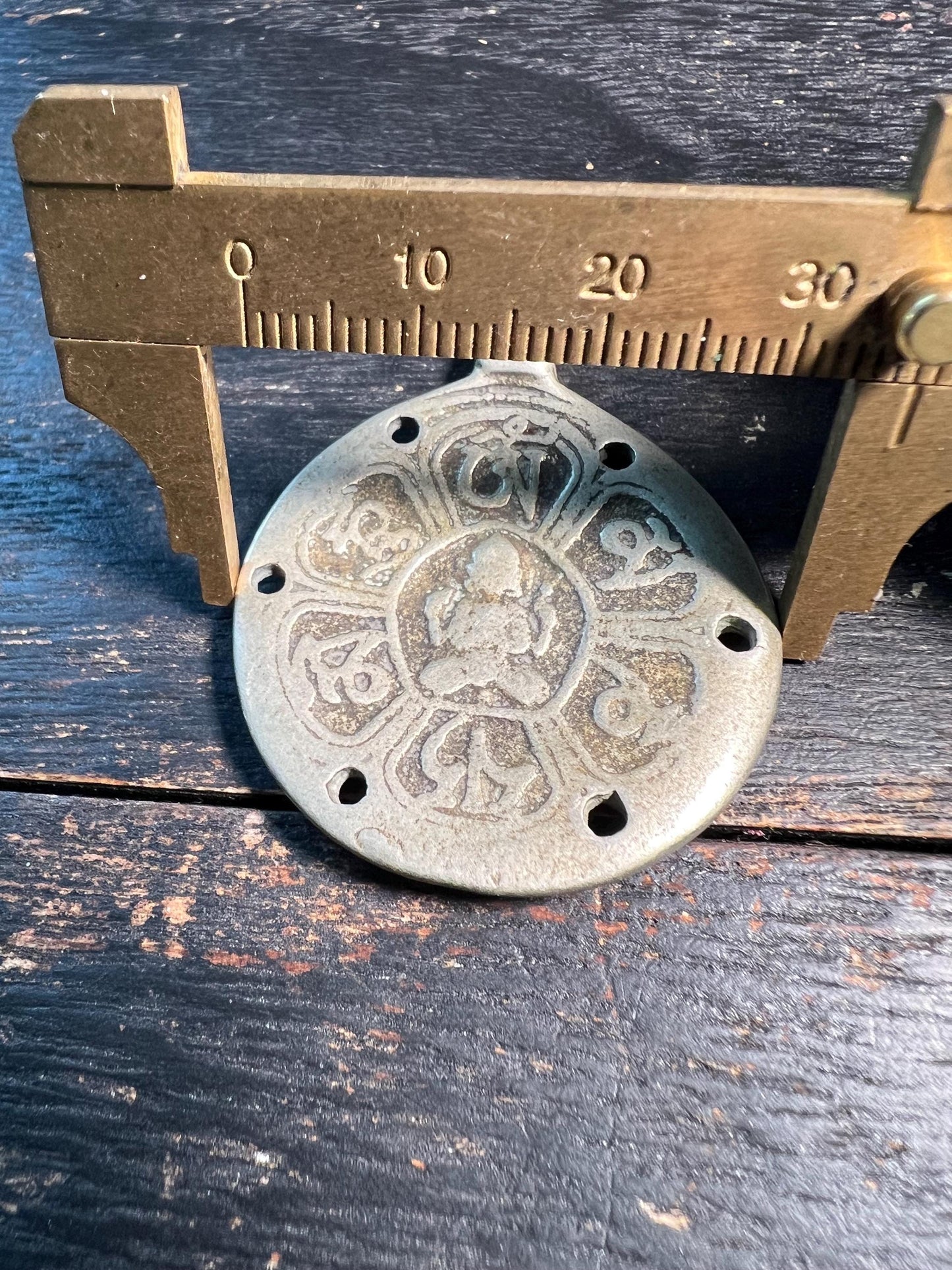 Handmade White Copper Avalokiteshvara Pendant | Four-Armed Chenrezig Amulet | Six-Syllable Mantra Buddhist Necklace