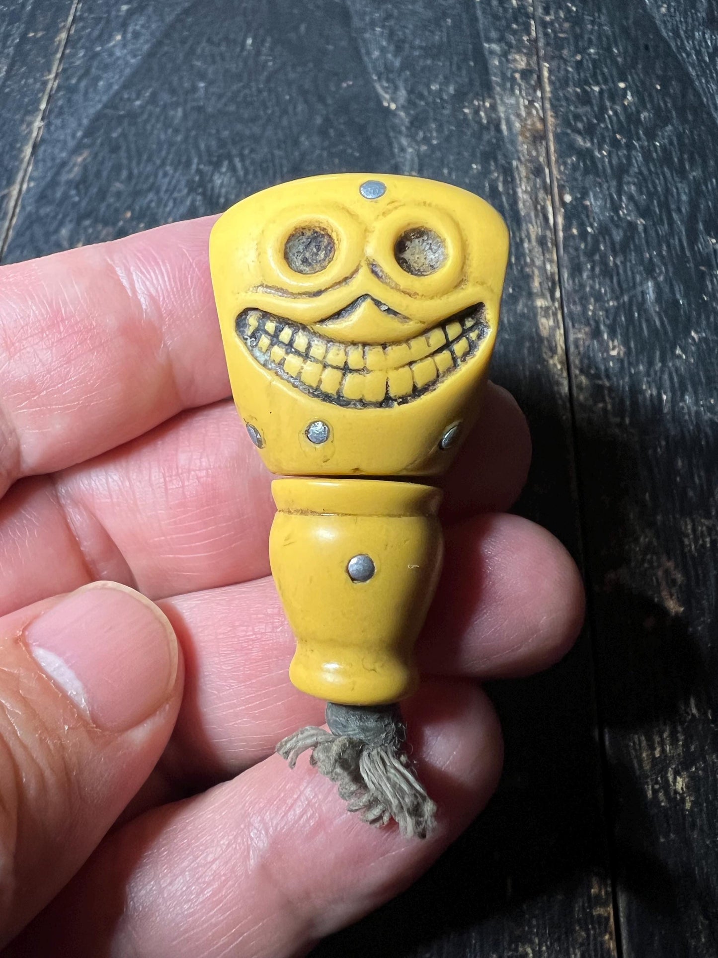Tibetan Citipati Skull Guru Bead, Handcrafted Yellow Resin, Three-Hole Mala Spacer, Buddhist Ritual Amulet, Tantric Protector Charm