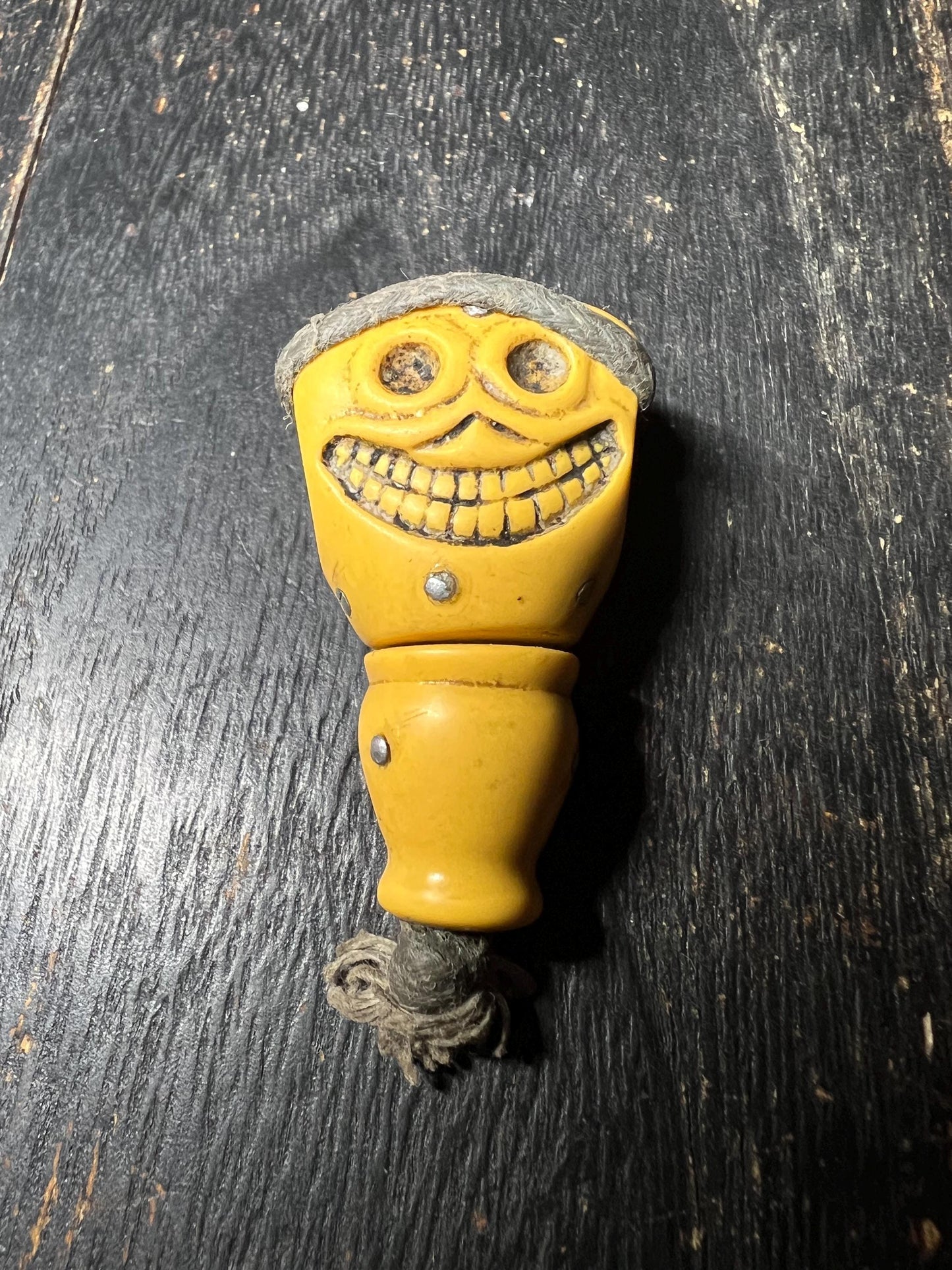 Tibetan Citipati Skull Guru Bead, Handcrafted Yellow Resin, Three-Hole Mala Spacer, Buddhist Ritual Amulet, Tantric Protector Charm