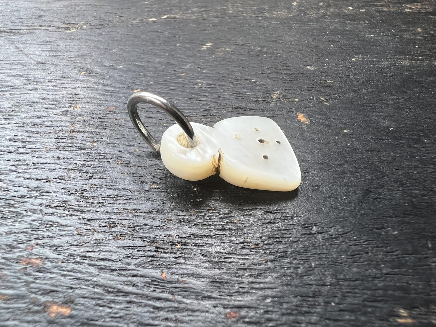 Handmade Tibetan Conch Shell Amulet Pendant – “Om” Symbol – Natural Shell Talisman, Buddhist Protection Charm, Unique Tibetan Jewelry