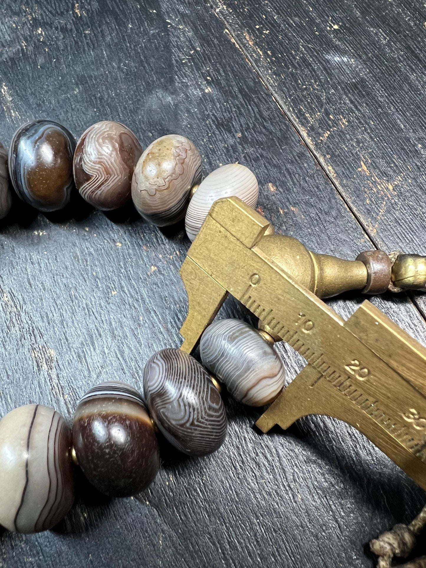 Tibetan Red Agate Mala Bracelet, 14–17mm Beads, Adjustable Stretch Cord, Handmade Prayer Beads, Fits Up to 19cm Wrist