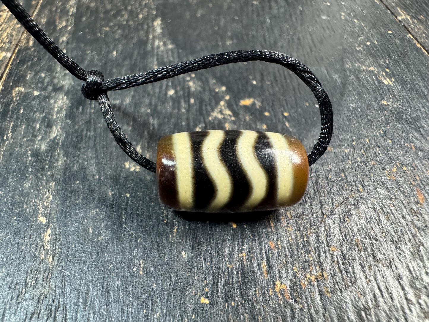 Tibetan Agate Water Wave Dzi Bead Pendant – Flow Pattern Protection Amulet – Natural Agate Tibetan Style Necklace