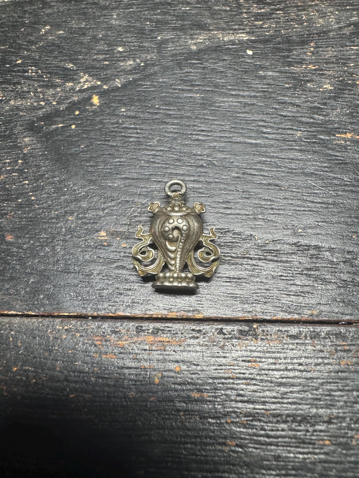 Tibetan Brass Eight Auspicious Symbols Dharma Wheel Amulet Set – Buddhist Protection Charms, Ritual Beads, Luck Pendant, Ashtamangala Jewelr