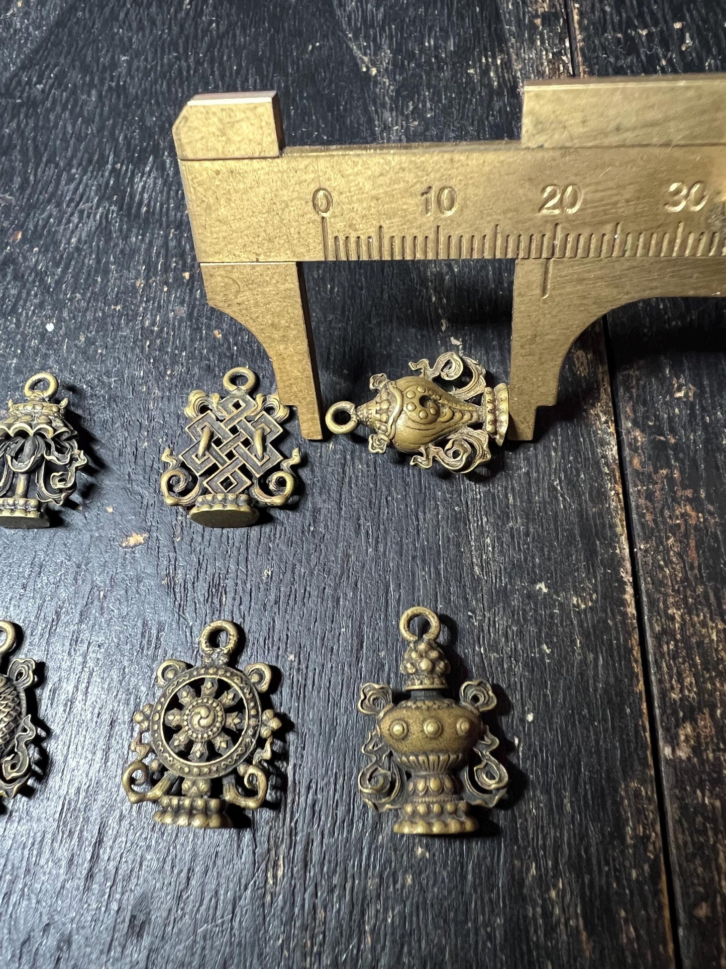 Tibetan Brass Eight Auspicious Symbols Dharma Wheel Amulet Set – Buddhist Protection Charms, Ritual Beads, Luck Pendant, Ashtamangala Jewelr