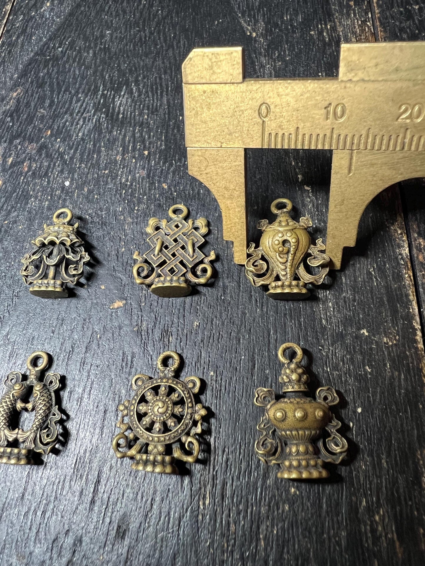 Tibetan Brass Eight Auspicious Symbols Dharma Wheel Amulet Set – Buddhist Protection Charms, Ritual Beads, Luck Pendant, Ashtamangala Jewelr