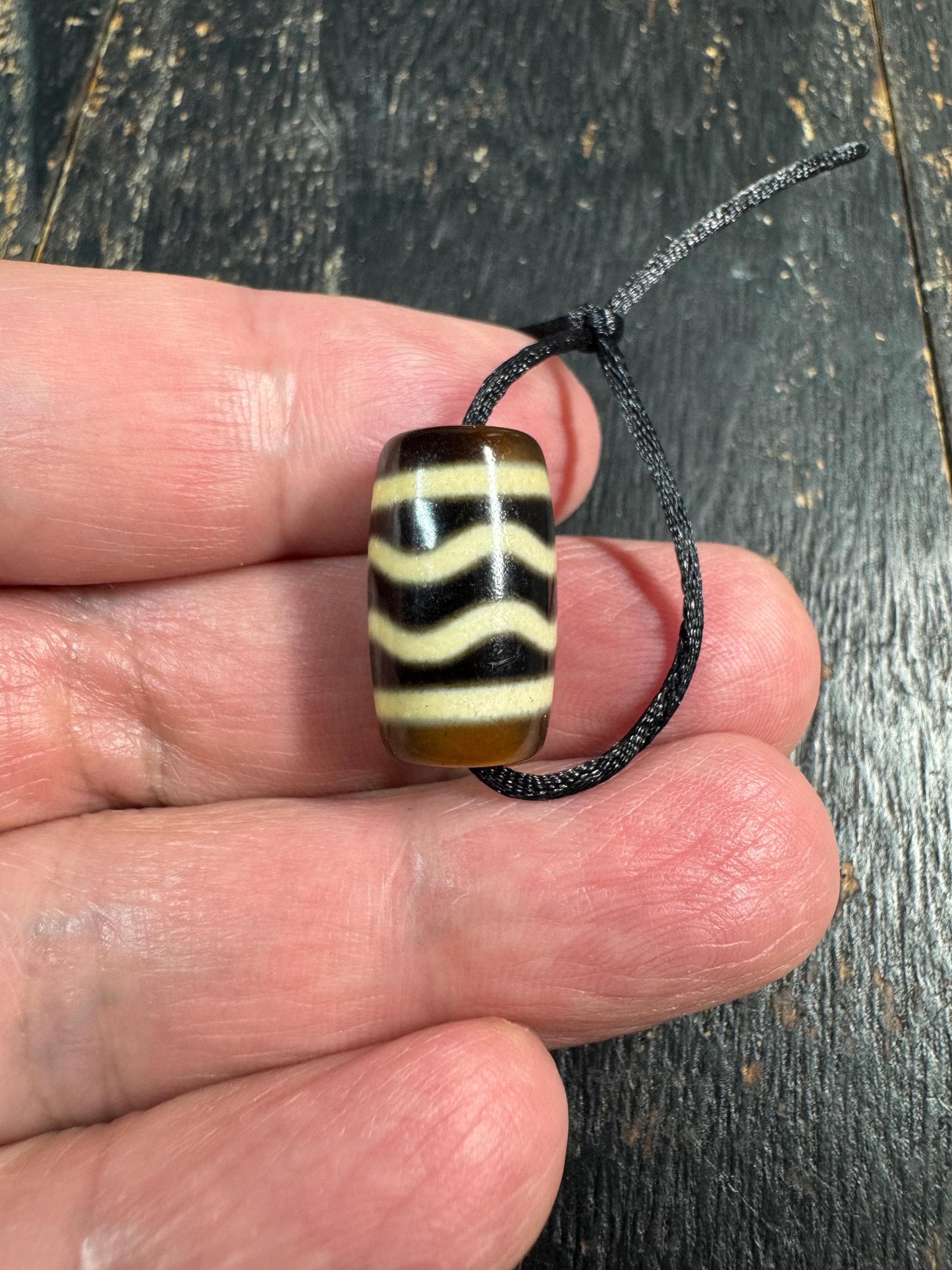 Tibetan Agate Water Wave Dzi Bead Pendant – Flow Pattern Protection Amulet – Natural Agate Tibetan Style Necklace
