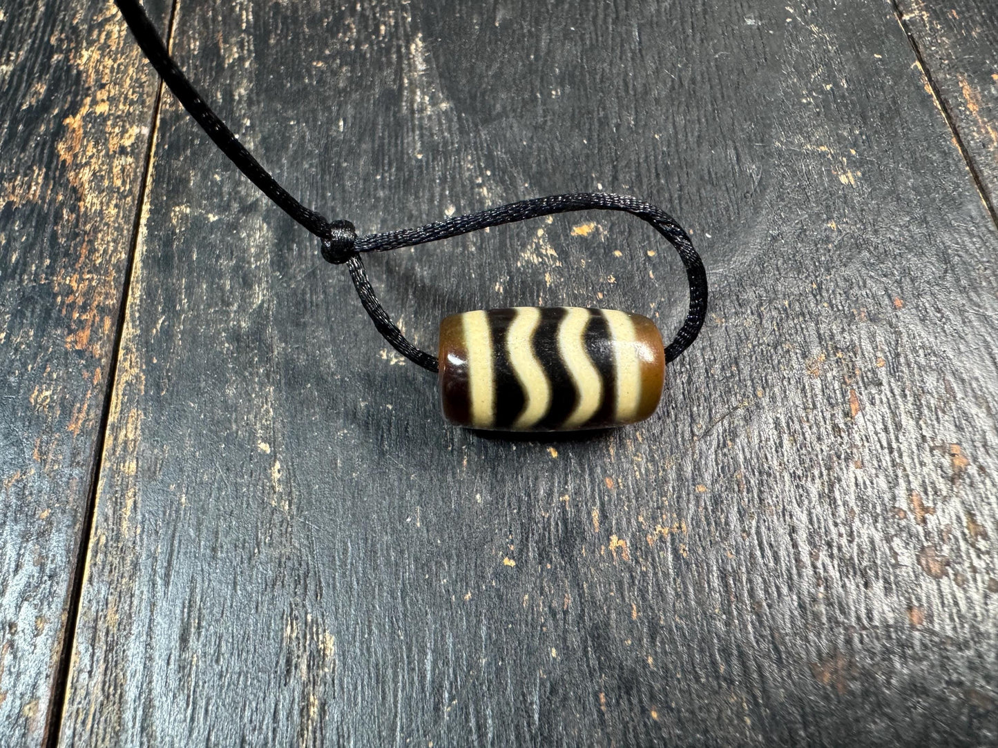 Tibetan Agate Water Wave Dzi Bead Pendant – Flow Pattern Protection Amulet – Natural Agate Tibetan Style Necklace