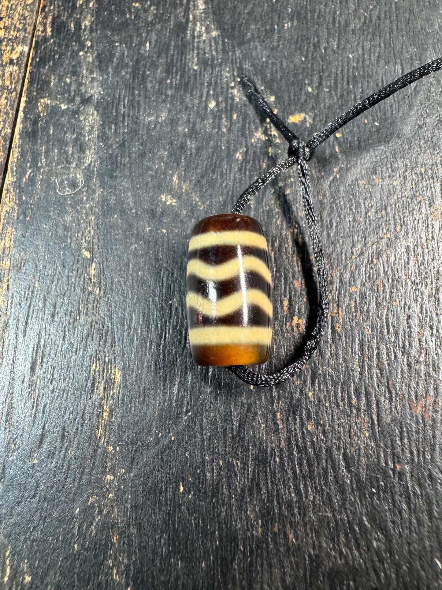 Tibetan Agate Water Wave Dzi Bead Pendant – Flow Pattern Protection Amulet – Natural Agate Tibetan Style Necklace
