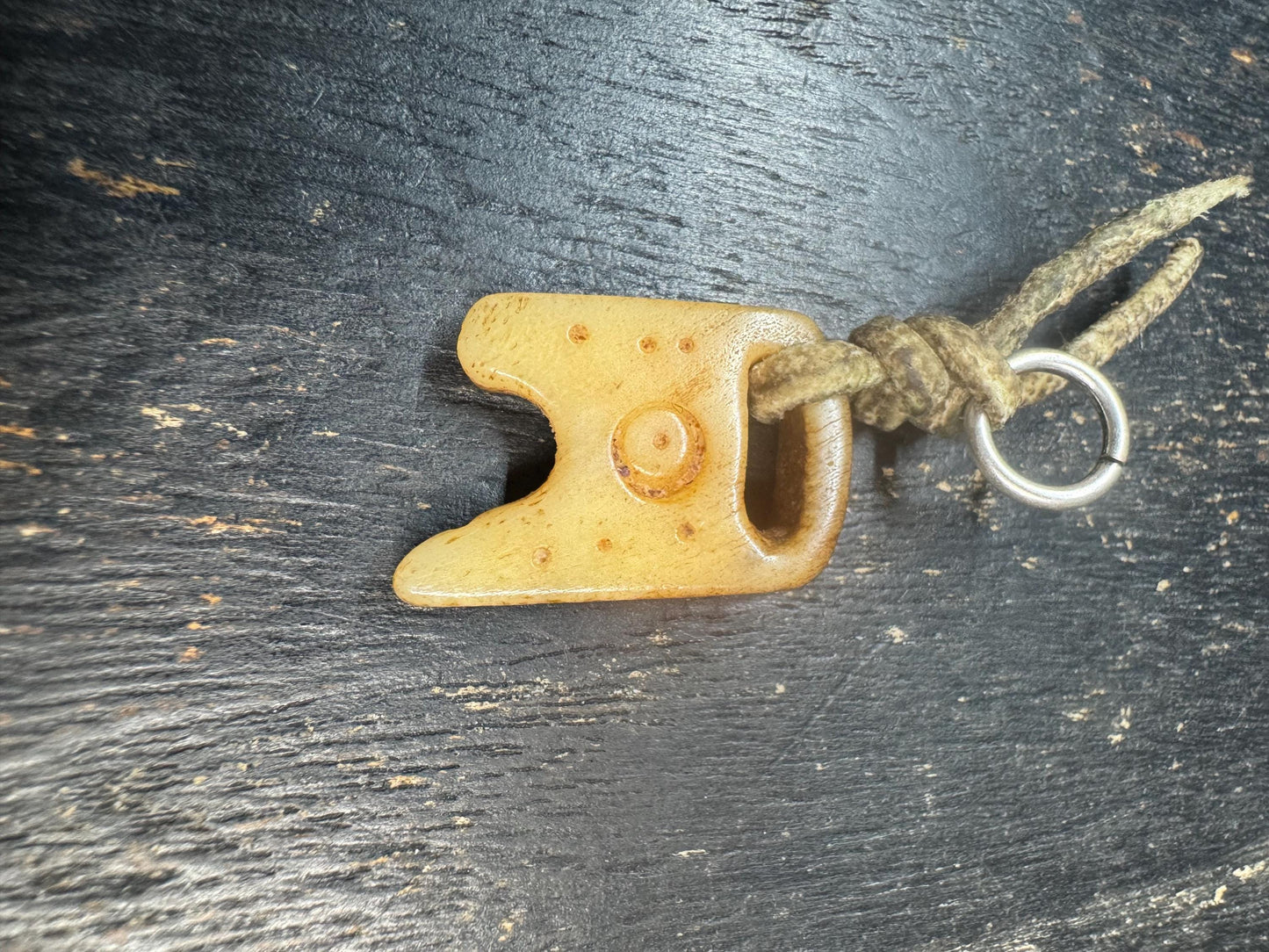 Hand Carved Yak Bone Mantra Dot Pendant – Tibetan Style Spiritual Amulet, Primitive Bone Talisman for Mala Necklace