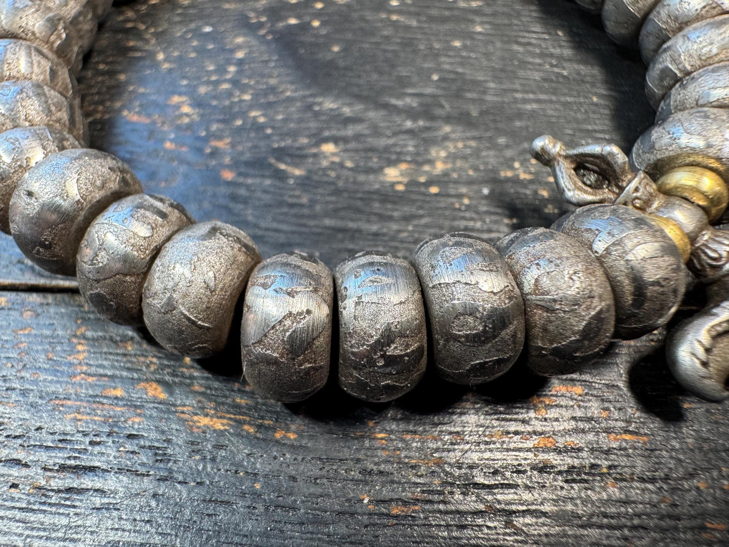 Tibetan Iron Meteorite Mala Bracelet – 32 Engraved Beads, Six-Syllable Mantra, Adjustable Stretch Design