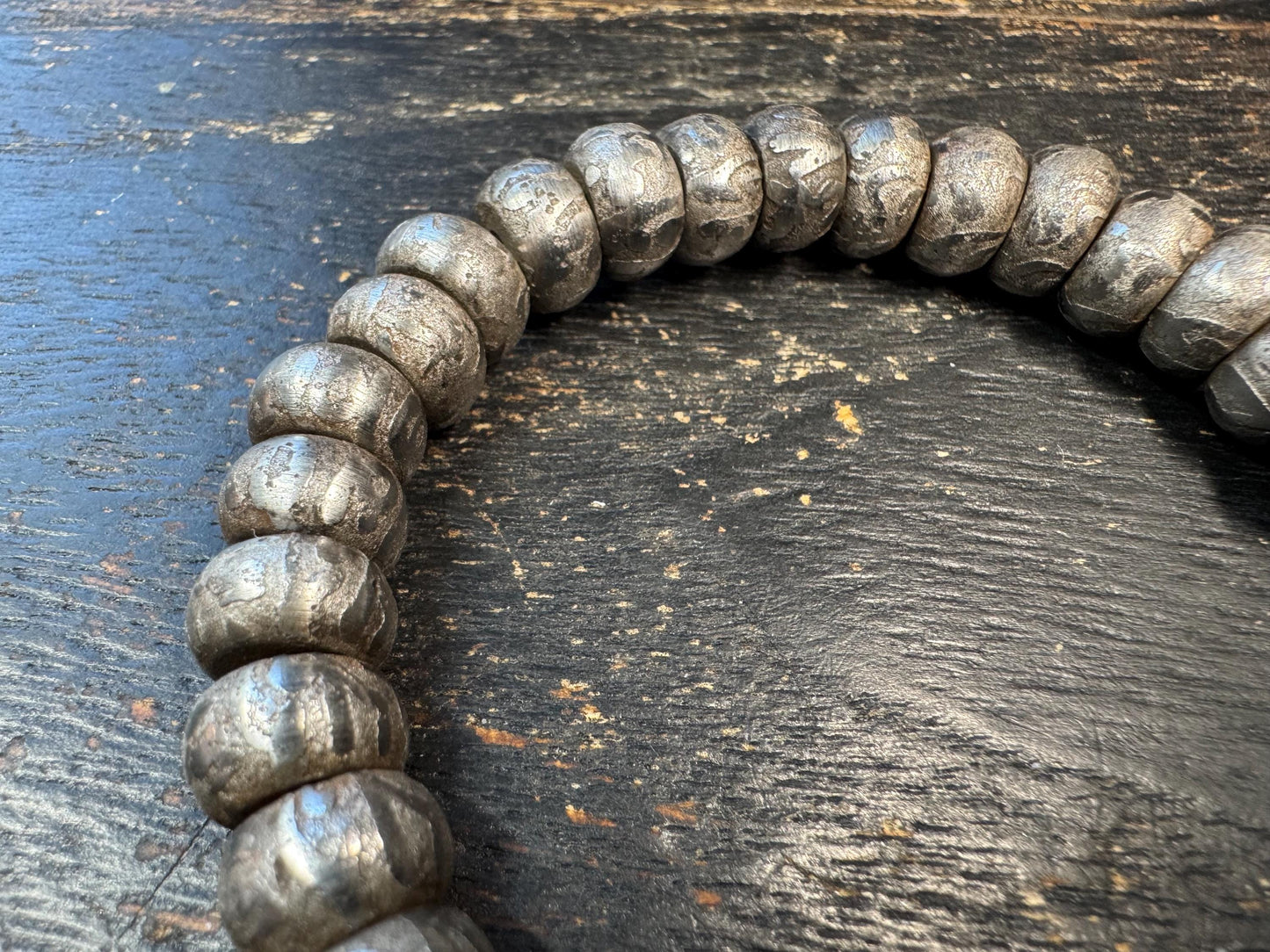 Tibetan Iron Meteorite Mala Bracelet – 32 Engraved Beads, Six-Syllable Mantra, Adjustable Stretch Design