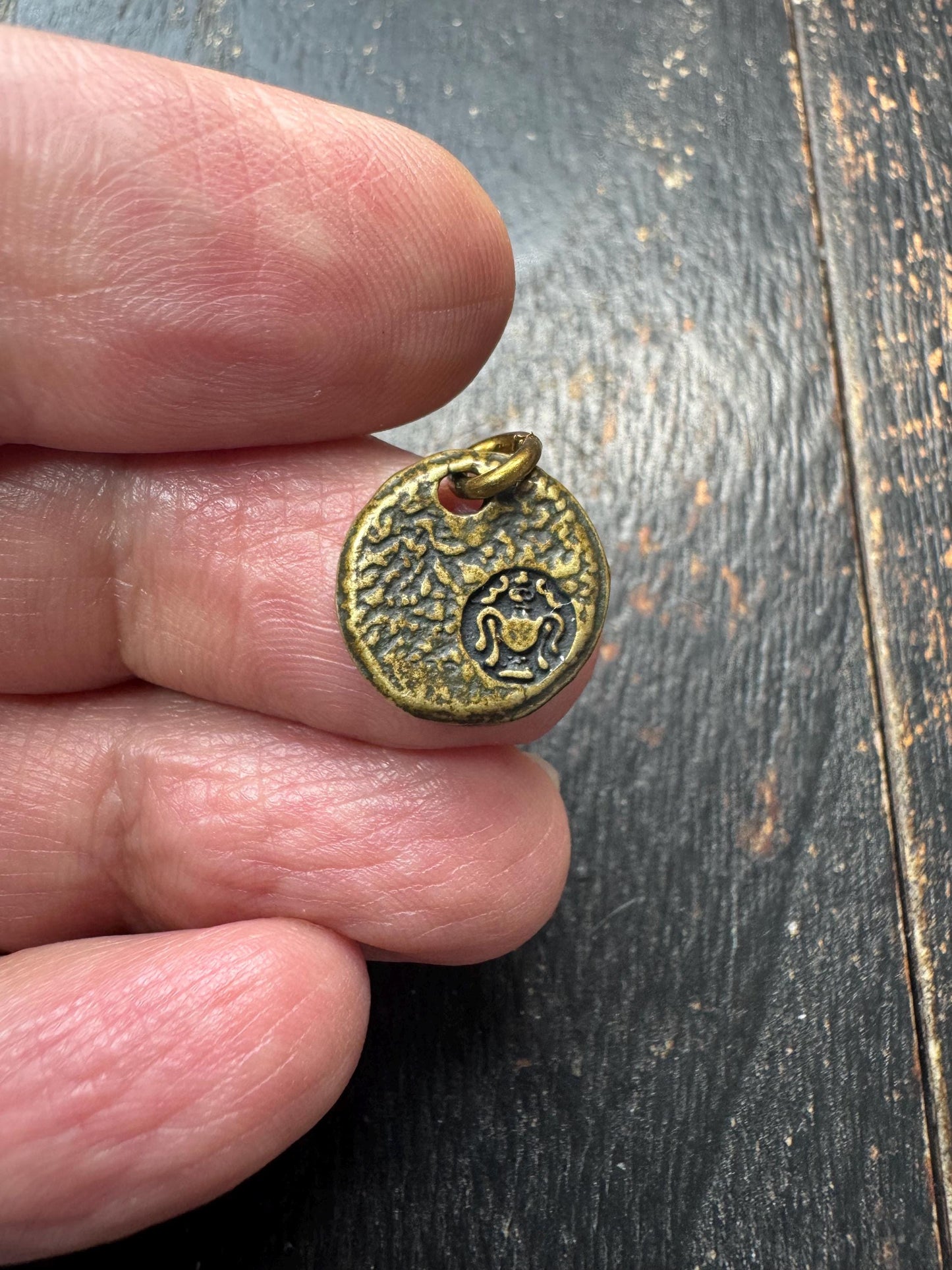 Mini Tibetan Snow Lion Amulet Pendant – Vintage Style Brass Himalayan Protective Talisman Charm, Small Buddhist Lion Pendant