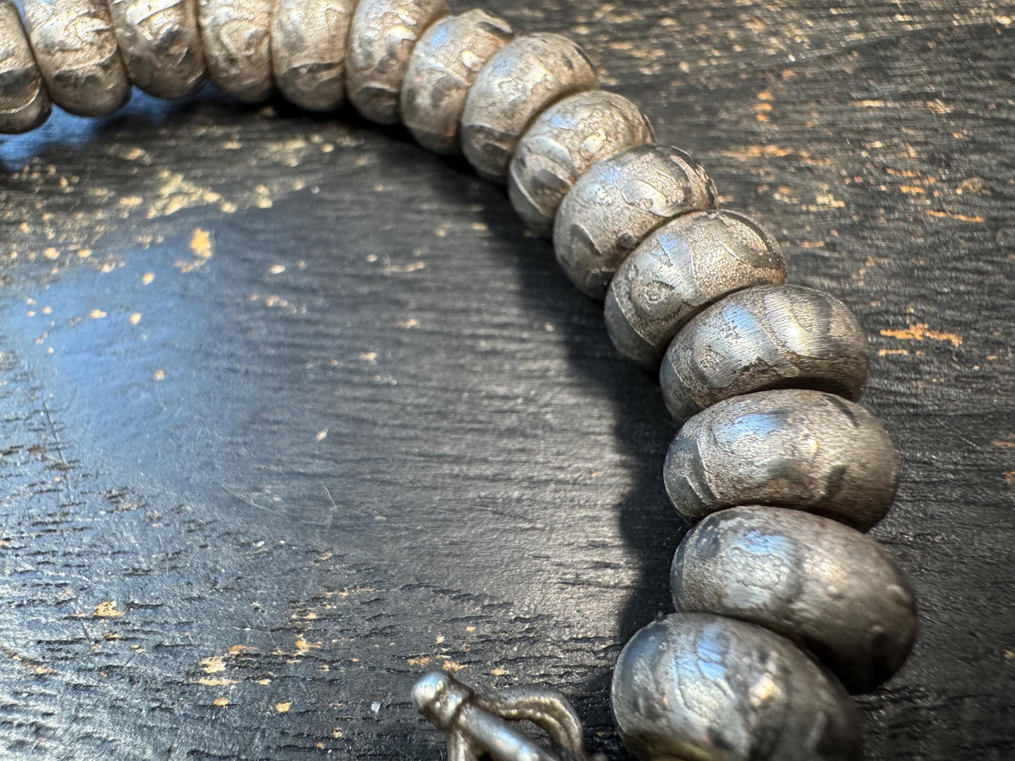 Tibetan Iron Meteorite Mala Bracelet – 32 Engraved Beads, Six-Syllable Mantra, Adjustable Stretch Design