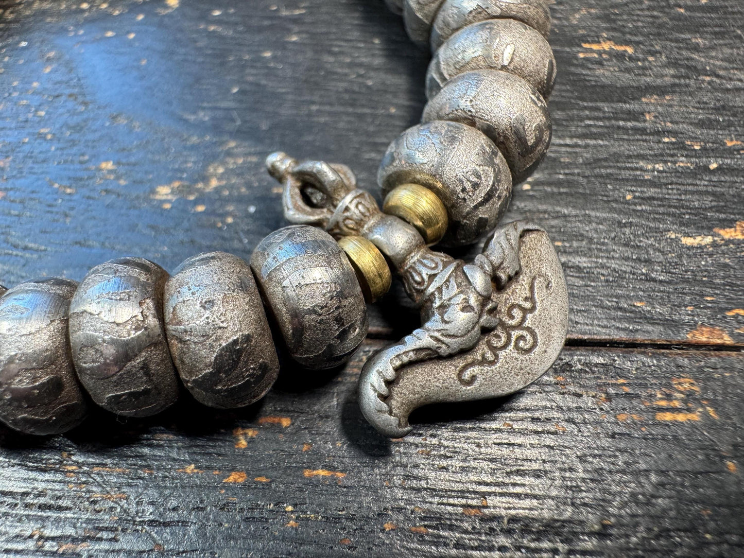 Tibetan Iron Meteorite Mala Bracelet – 32 Engraved Beads, Six-Syllable Mantra, Adjustable Stretch Design