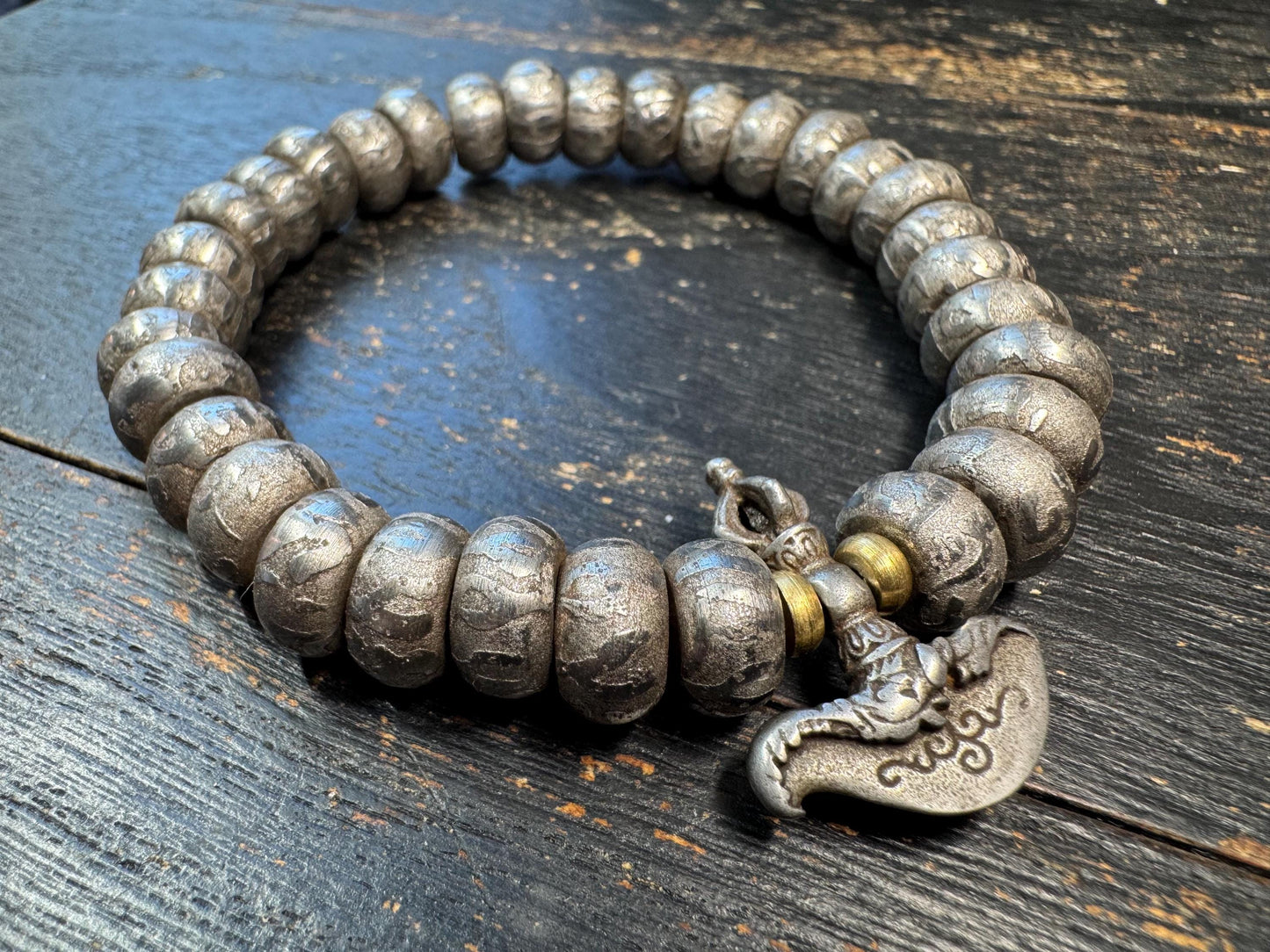 Tibetan Iron Meteorite Mala Bracelet – 32 Engraved Beads, Six-Syllable Mantra, Adjustable Stretch Design