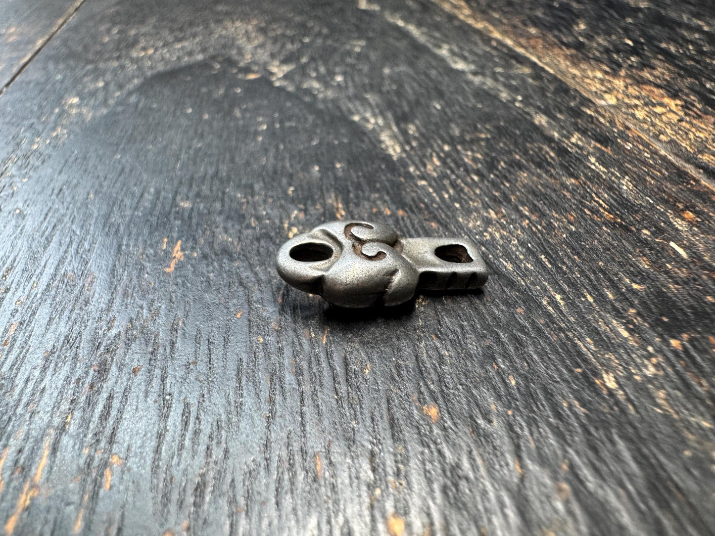Tibetan Cloud Motif Clasp Pendant – Thogchag Iron Infinity Knot Connector, Auspicious Lock Charm for Mala or Necklace