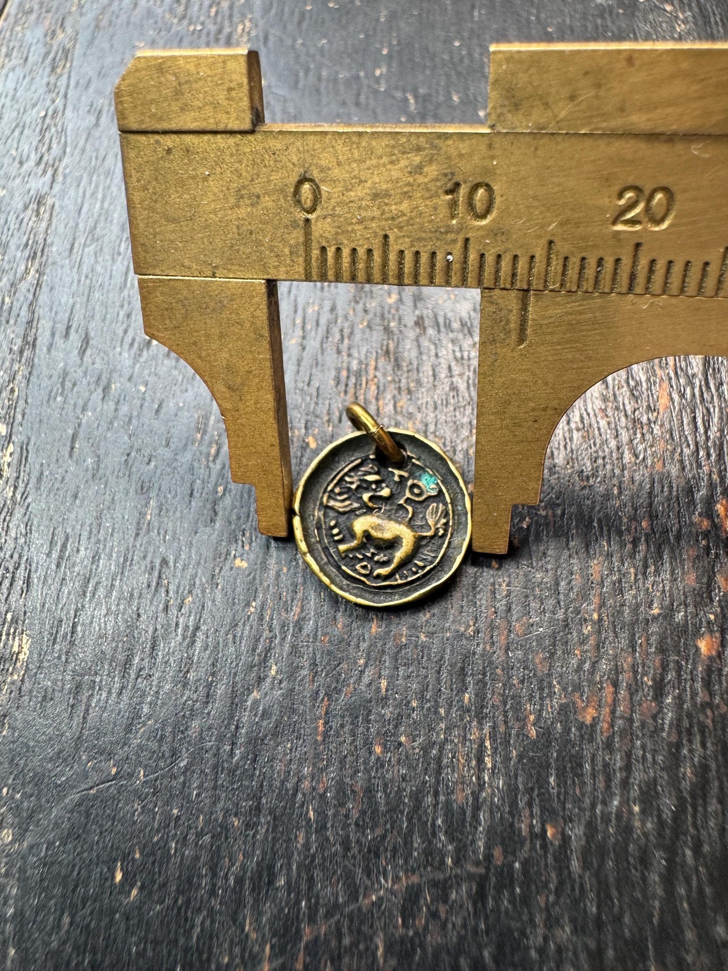 Mini Tibetan Snow Lion Amulet Pendant – Vintage Style Brass Himalayan Protective Talisman Charm, Small Buddhist Lion Pendant