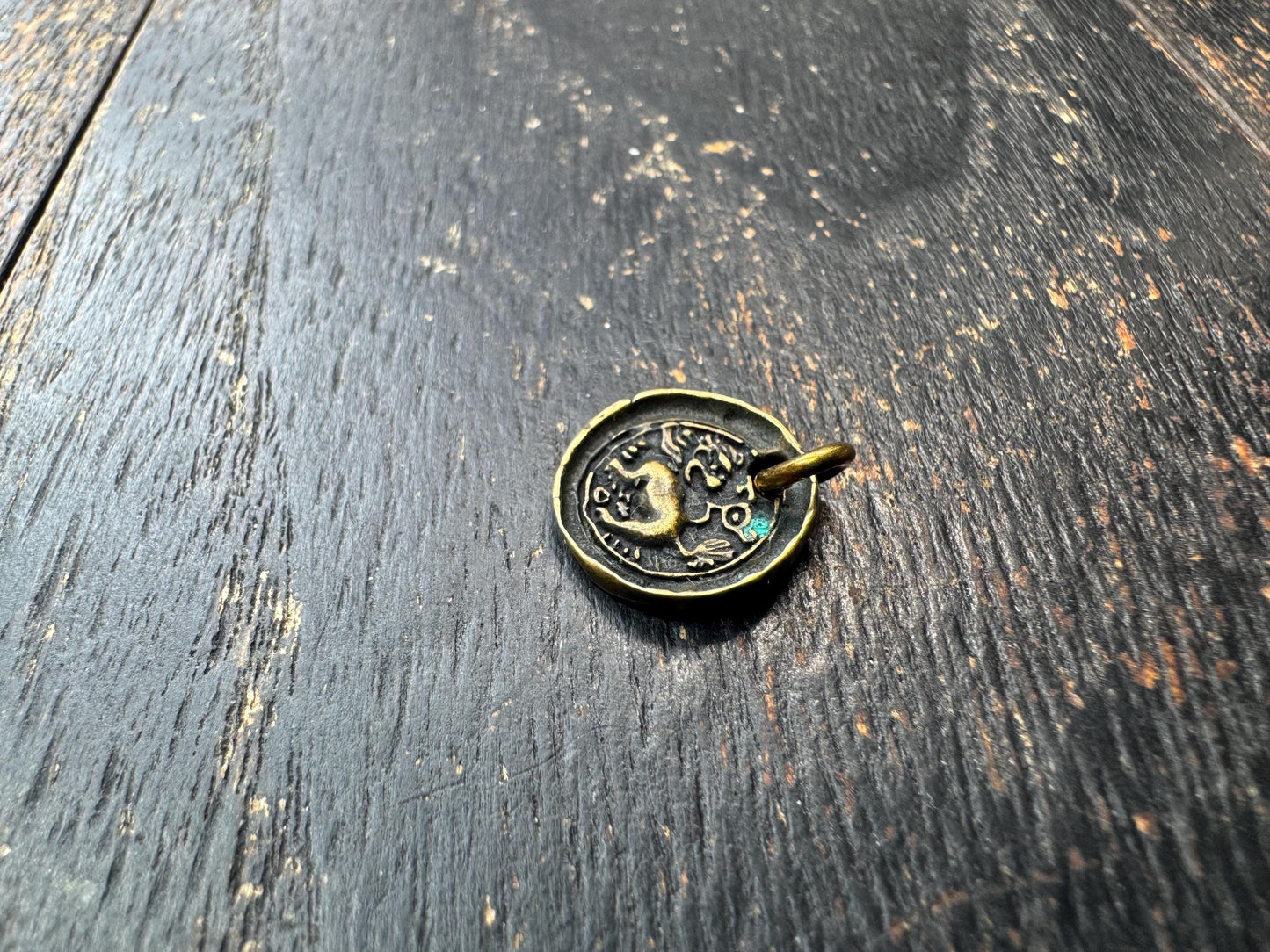 Mini Tibetan Snow Lion Amulet Pendant – Vintage Style Brass Himalayan Protective Talisman Charm, Small Buddhist Lion Pendant