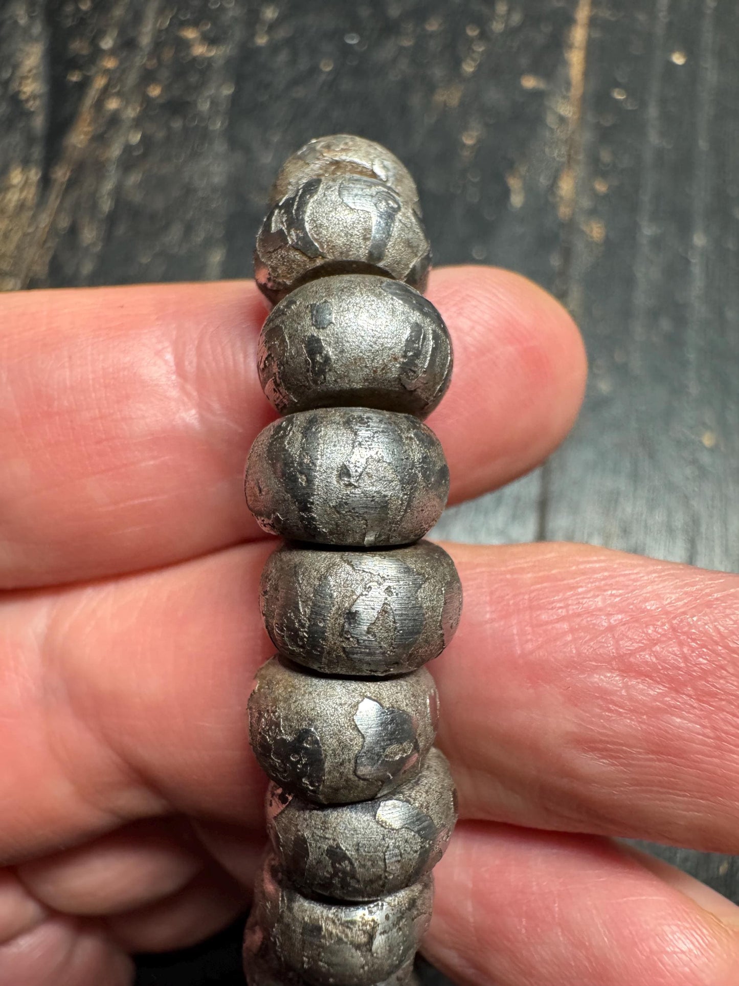 Tibetan Iron Meteorite Mala Bracelet – 32 Engraved Beads, Six-Syllable Mantra, Adjustable Stretch Design