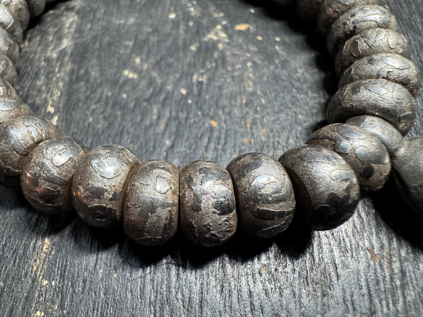 Tibetan Iron Meteorite Mala Bracelet – 32 Engraved Beads, Six-Syllable Mantra, Adjustable Stretch Design
