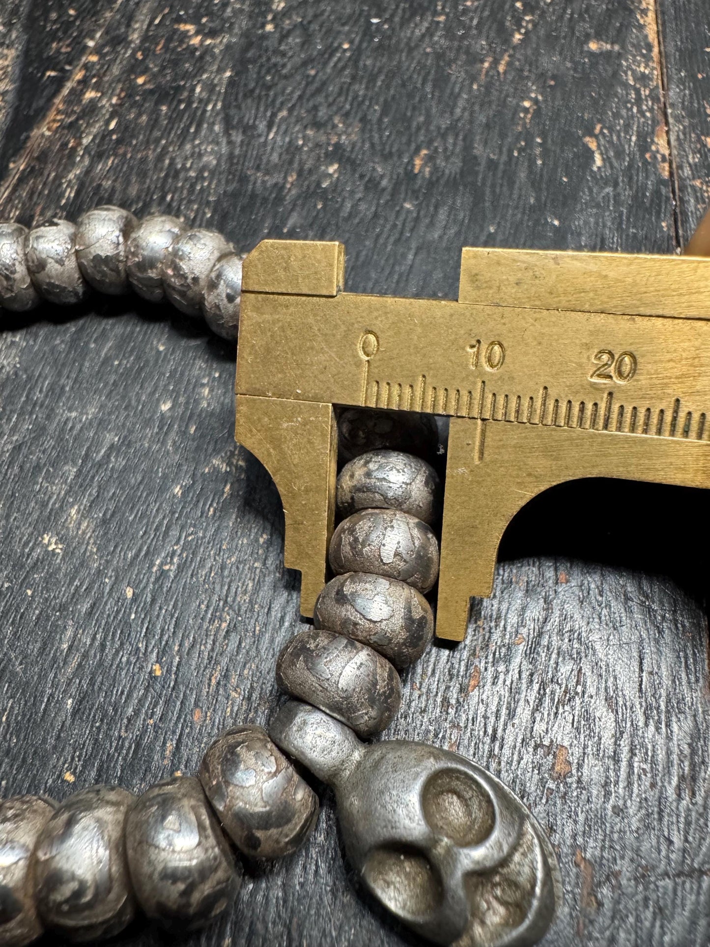 Tibetan Iron Meteorite Mala Bracelet – 32 Engraved Beads, Six-Syllable Mantra, Adjustable Stretch Design
