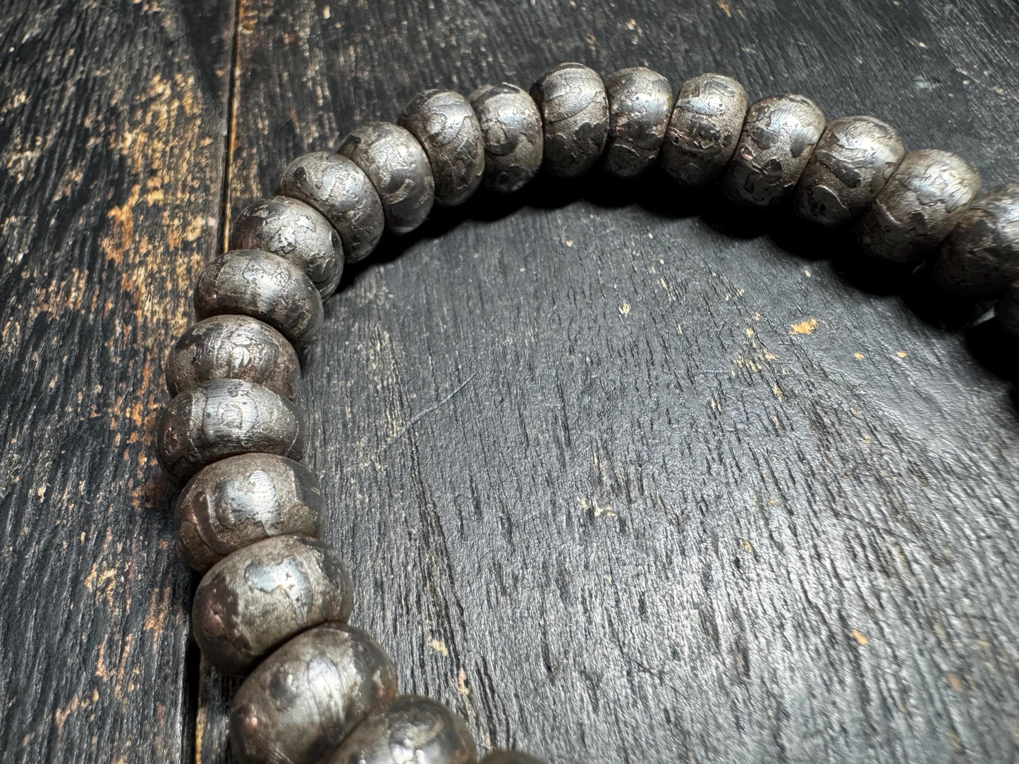 Tibetan Iron Meteorite Mala Bracelet – 32 Engraved Beads, Six-Syllable Mantra, Adjustable Stretch Design