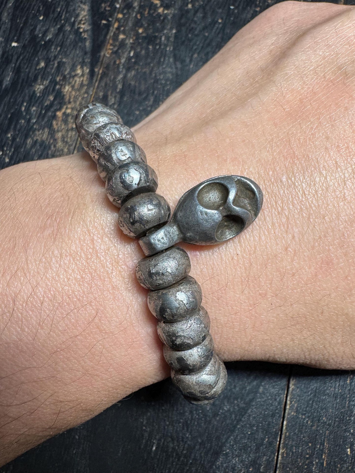 Tibetan Iron Meteorite Mala Bracelet – 32 Engraved Beads, Six-Syllable Mantra, Adjustable Stretch Design