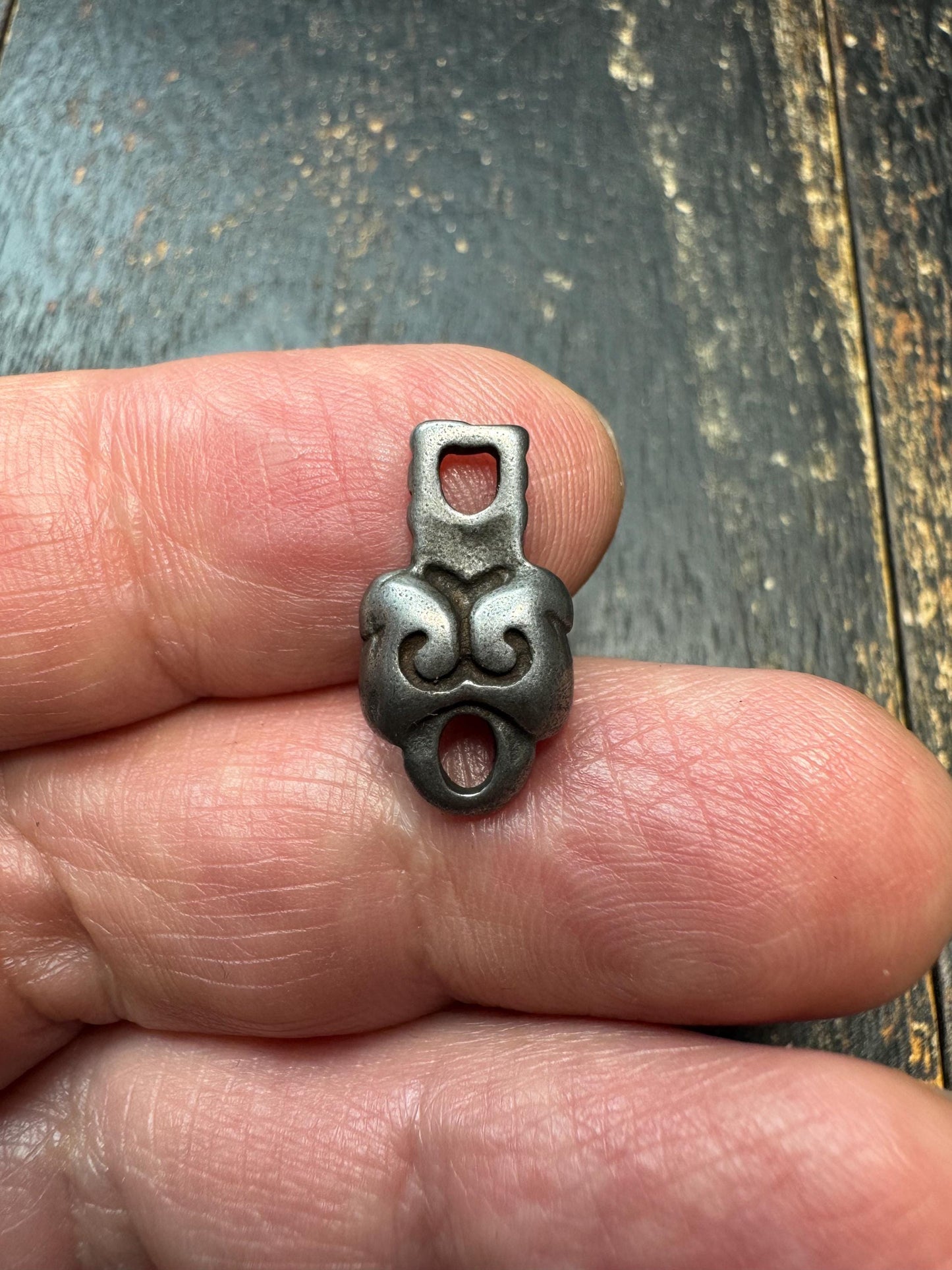 Tibetan Cloud Motif Clasp Pendant – Thogchag Iron Infinity Knot Connector, Auspicious Lock Charm for Mala or Necklace