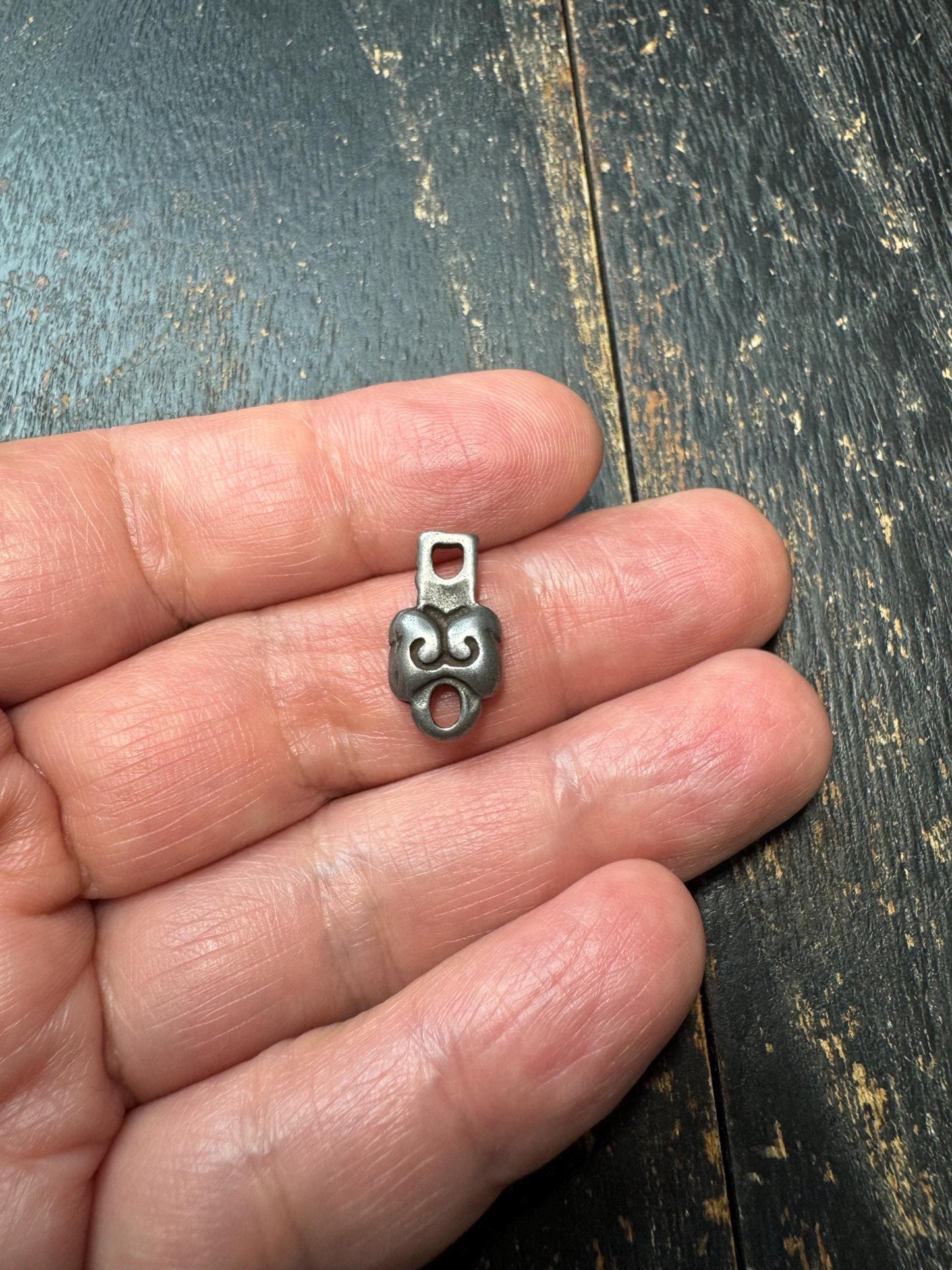 Tibetan Cloud Motif Clasp Pendant – Thogchag Iron Infinity Knot Connector, Auspicious Lock Charm for Mala or Necklace