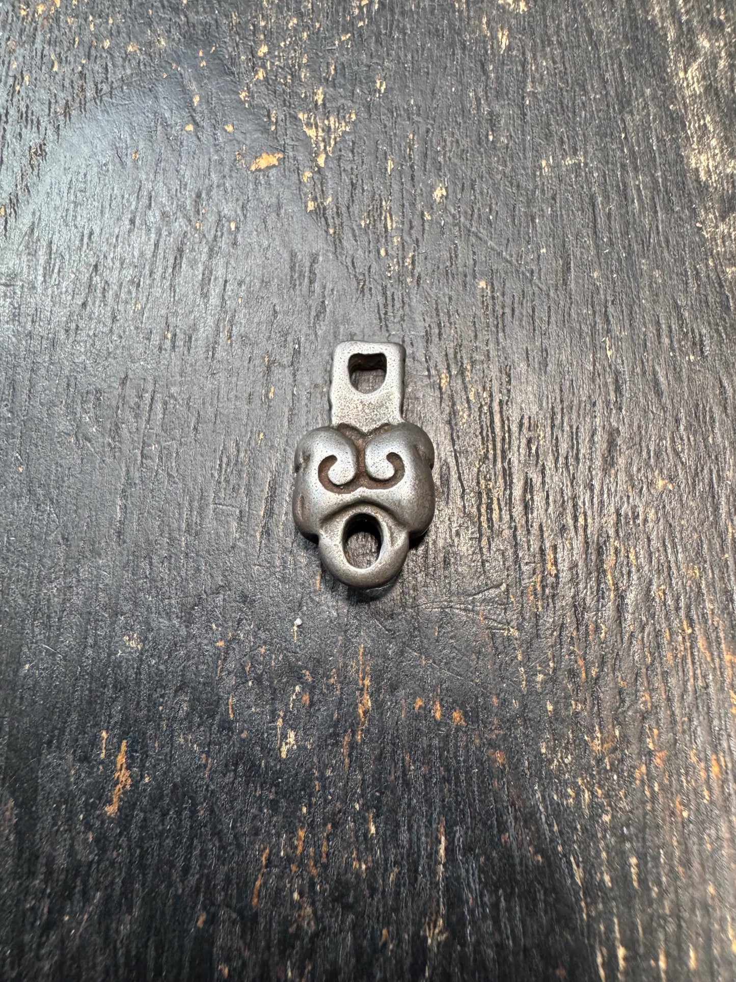 Tibetan Cloud Motif Clasp Pendant – Thogchag Iron Infinity Knot Connector, Auspicious Lock Charm for Mala or Necklace