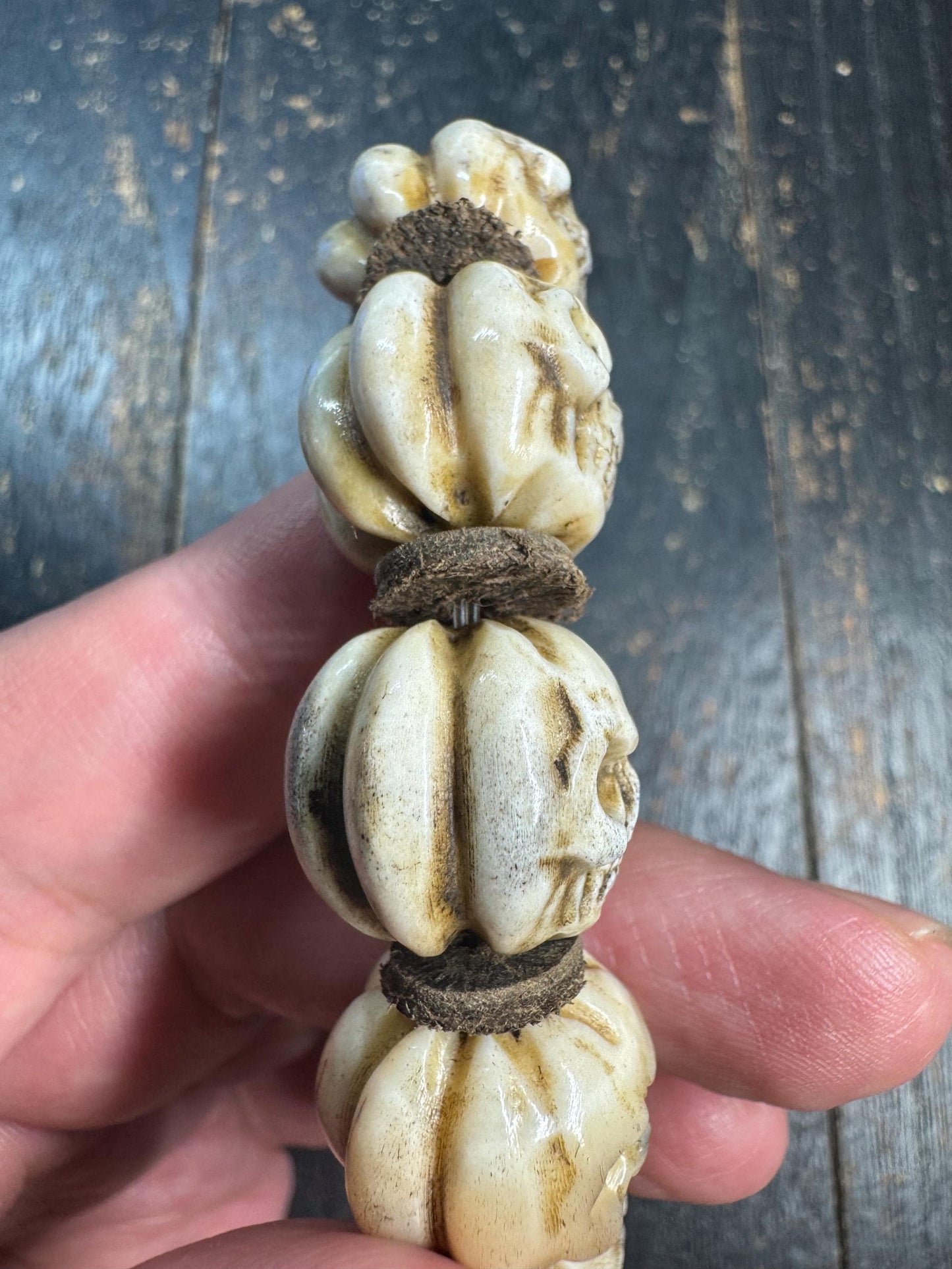 Hand Carved Deer Antler Skull Bead Bracelet, Natural Bone Skull Bracelet, Adjustable Stretch Bracelet, Gothic Tribal Jewelry, Unisex Gift