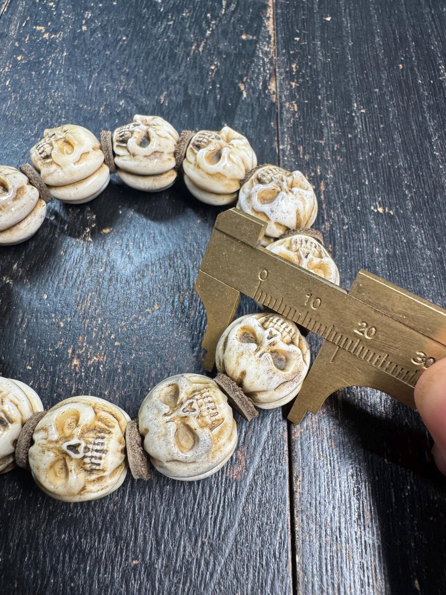 Hand Carved Deer Antler Skull Bead Bracelet, Natural Bone Skull Bracelet, Adjustable Stretch Bracelet, Gothic Tribal Jewelry, Unisex Gift