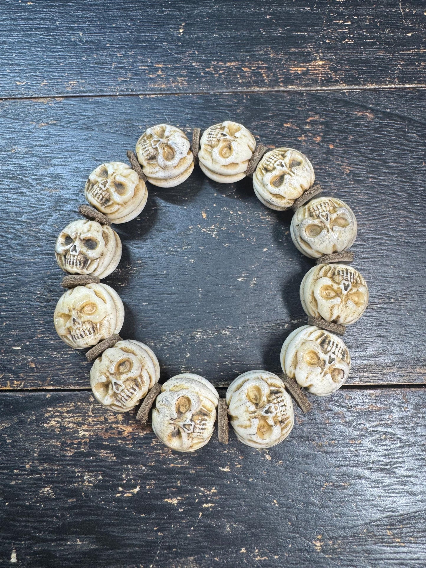 Hand Carved Deer Antler Skull Bead Bracelet, Natural Bone Skull Bracelet, Adjustable Stretch Bracelet, Gothic Tribal Jewelry, Unisex Gift