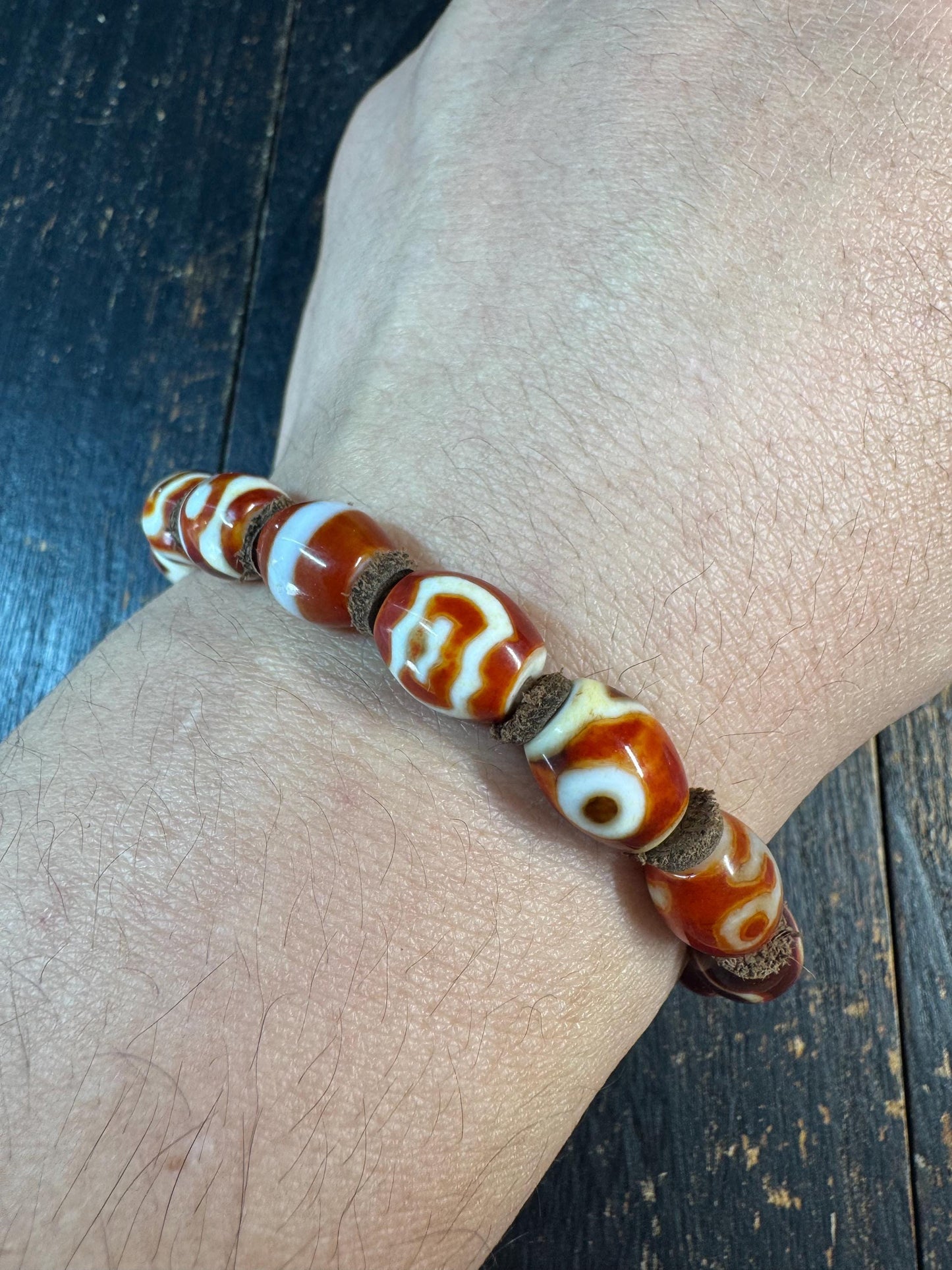 Tibetan Style Dzi Bead Bracelet – Red & White Agate Stretch Bracelet – 15 Barrel Beads – Spiritual Protection Wrist Mala – Fits 7.5–8 Inch W