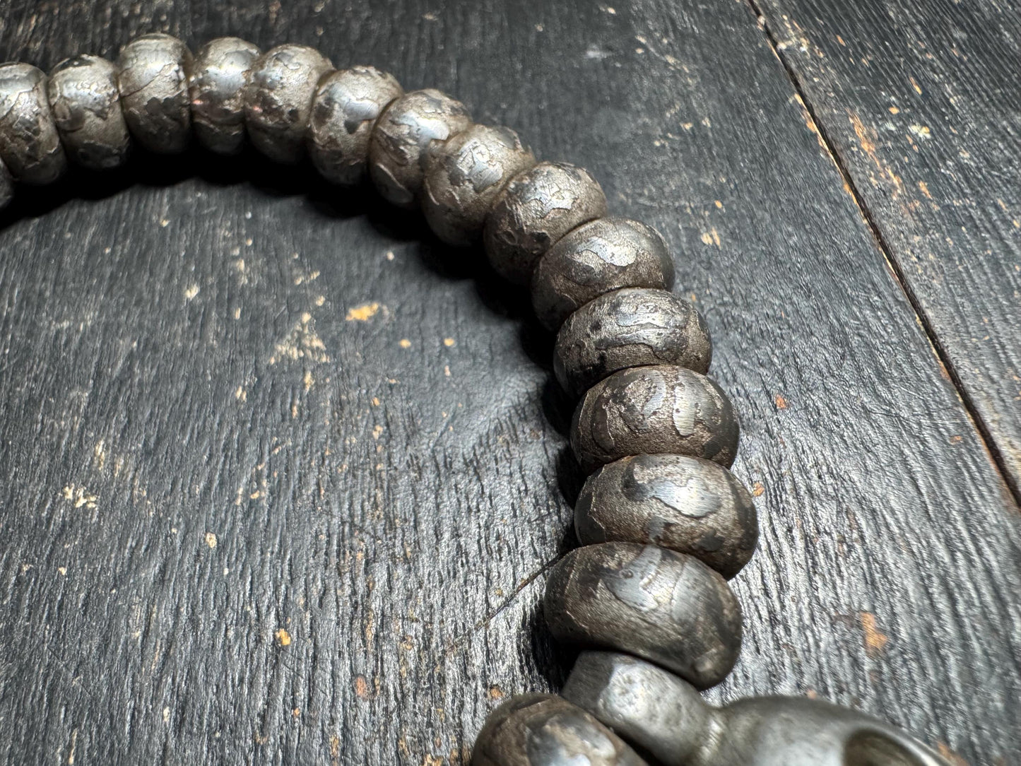 Tibetan Iron Meteorite Mala Bracelet – 32 Engraved Beads, Six-Syllable Mantra, Adjustable Stretch Design