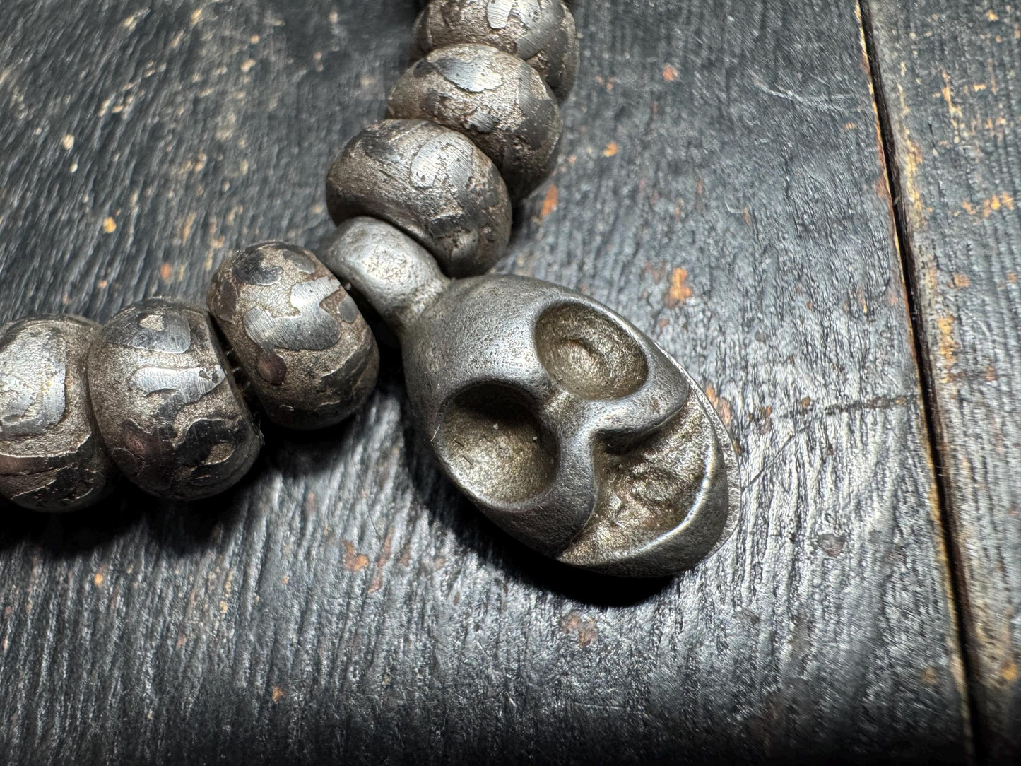 Tibetan Iron Meteorite Mala Bracelet – 32 Engraved Beads, Six-Syllable Mantra, Adjustable Stretch Design