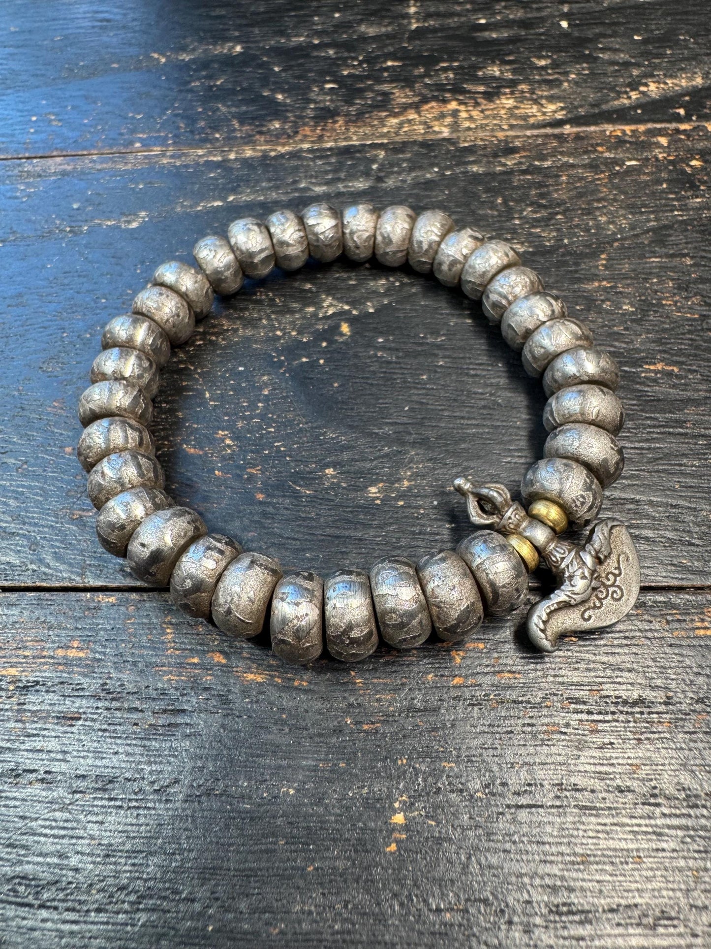 Tibetan Iron Meteorite Mala Bracelet – 32 Engraved Beads, Six-Syllable Mantra, Adjustable Stretch Design