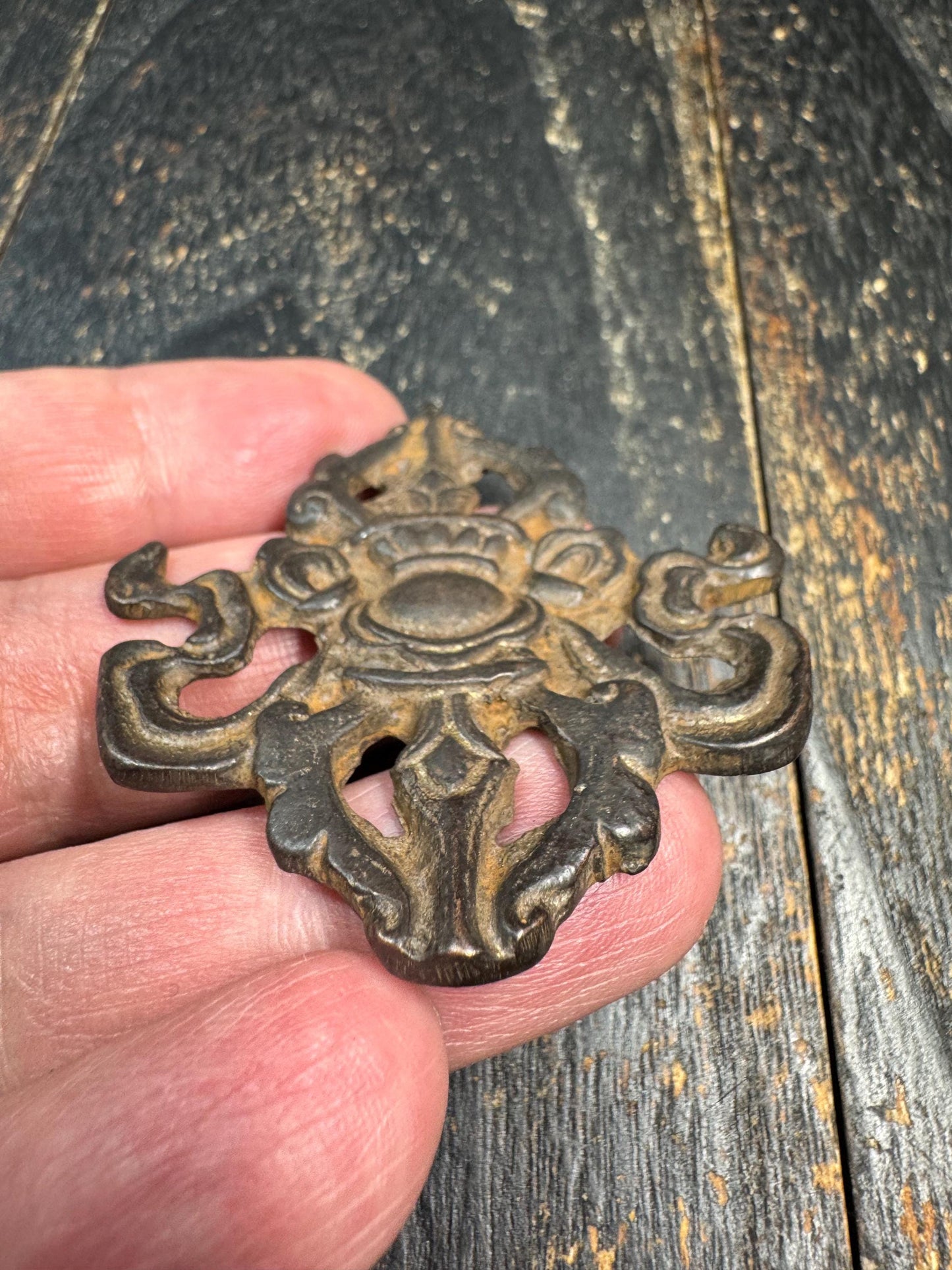 Vintage Tibetan Copper Alloy Pendant – Vajra Motif Amulet – Aged Patina Ritual Charm – Cast Bronze-Like Pendant – Ethnic Spiritual Jewelry