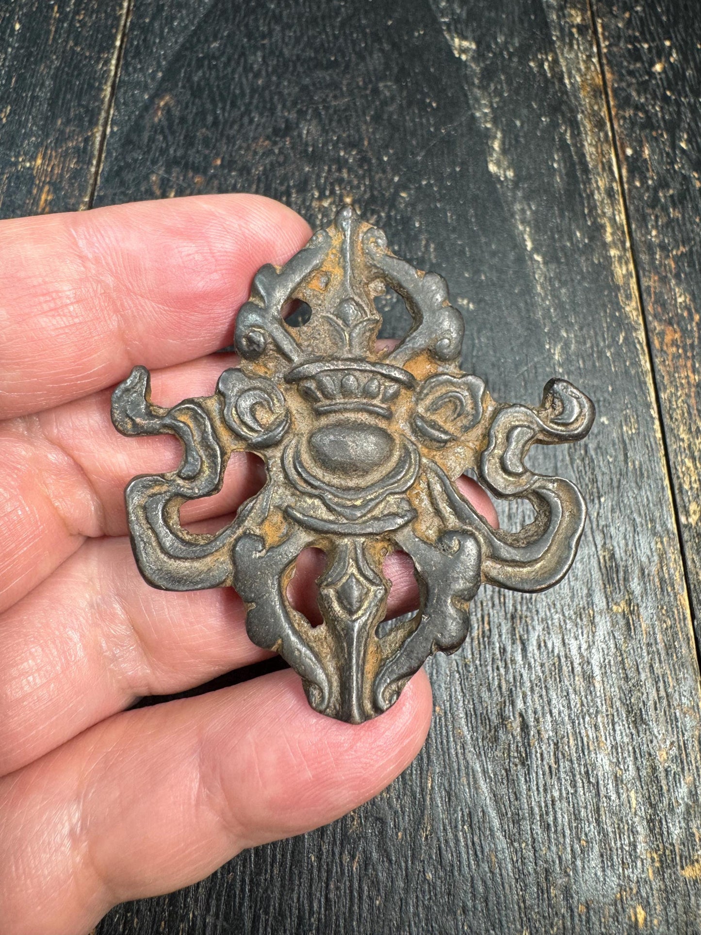 Vintage Tibetan Copper Alloy Pendant – Vajra Motif Amulet – Aged Patina Ritual Charm – Cast Bronze-Like Pendant – Ethnic Spiritual Jewelry