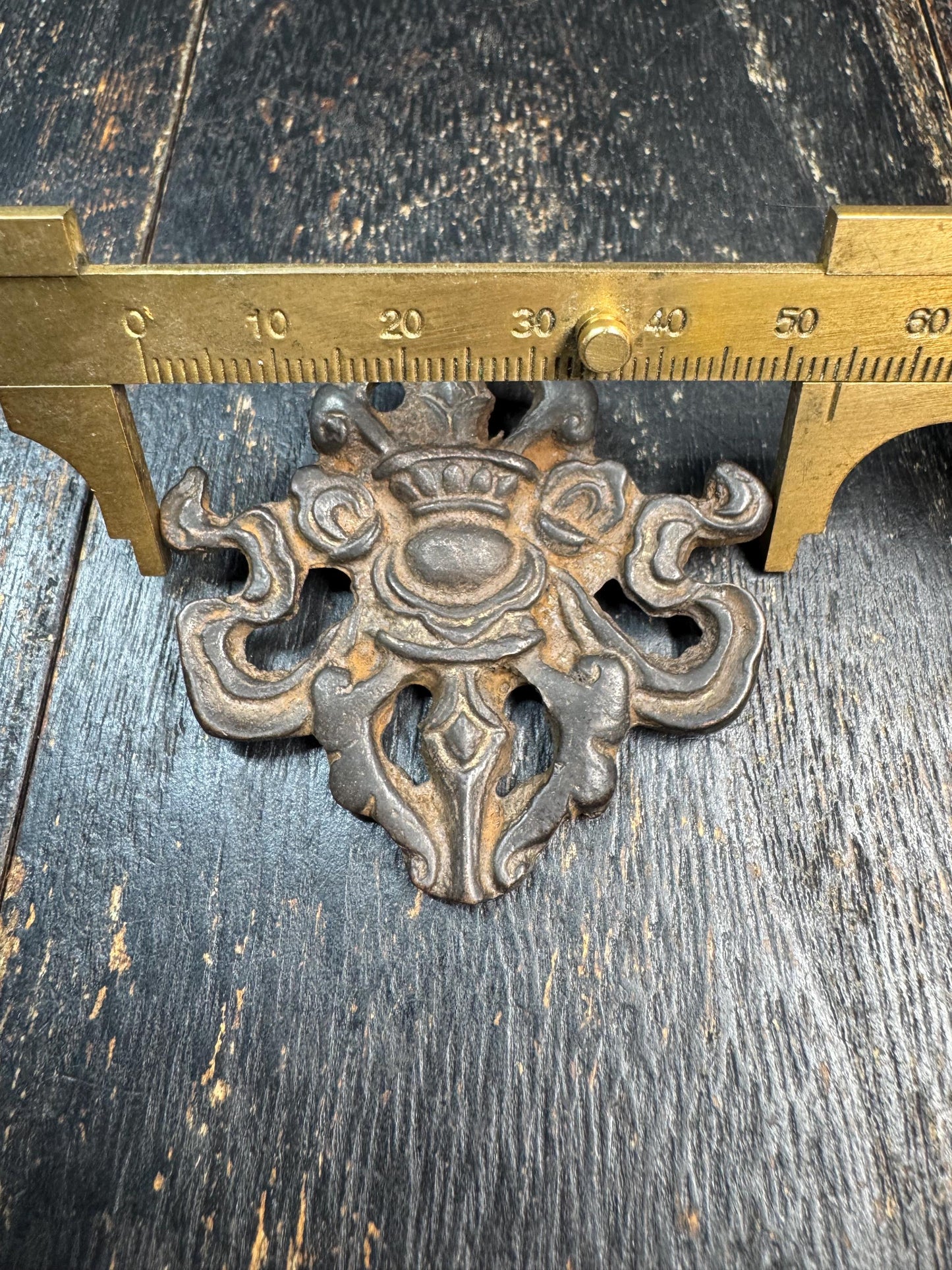 Vintage Tibetan Copper Alloy Pendant – Vajra Motif Amulet – Aged Patina Ritual Charm – Cast Bronze-Like Pendant – Ethnic Spiritual Jewelry