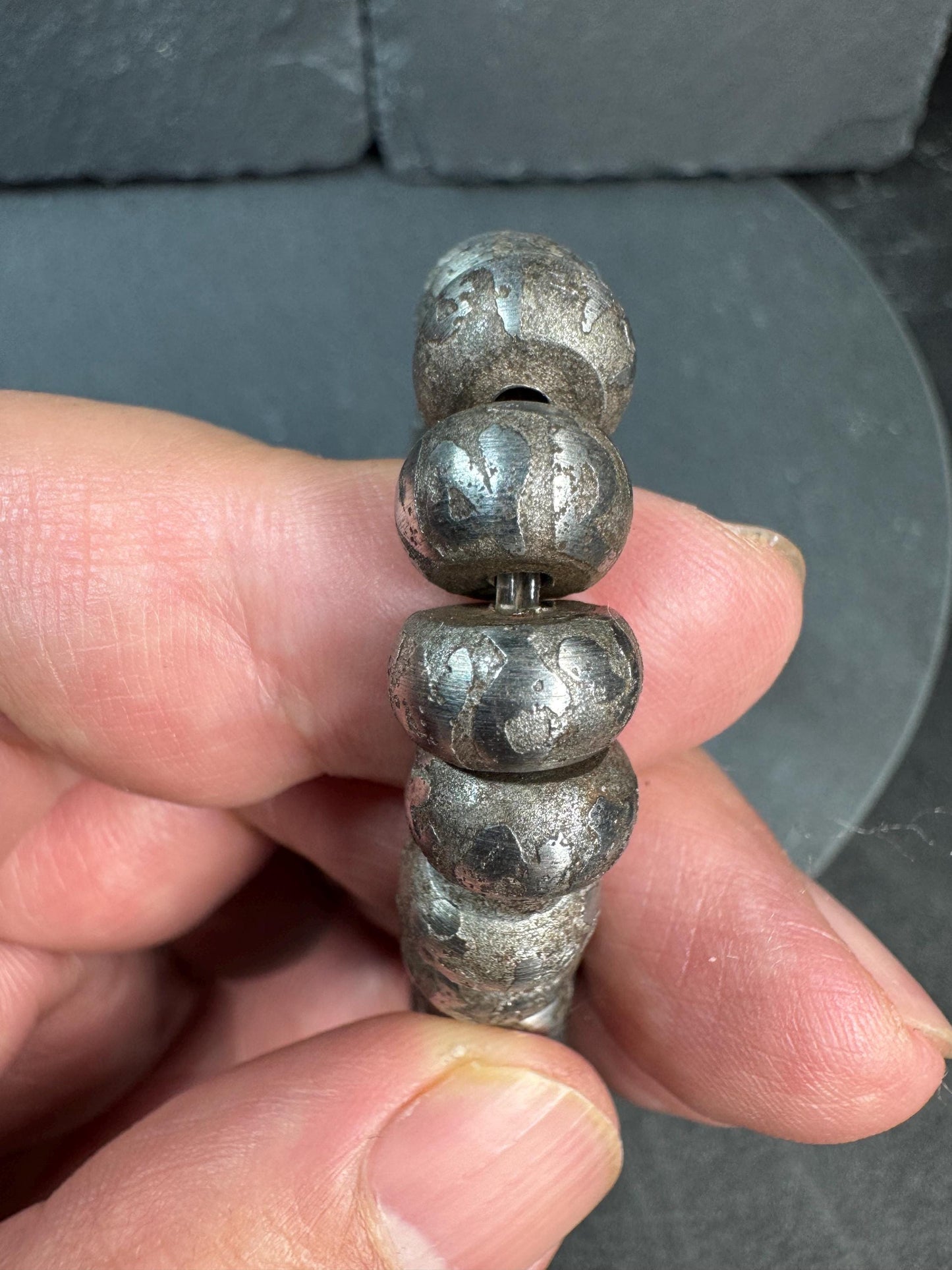 Tibetan Iron Meteorite Mala Bracelet – 32 Engraved Beads, Six-Syllable Mantra, Adjustable Stretch Design