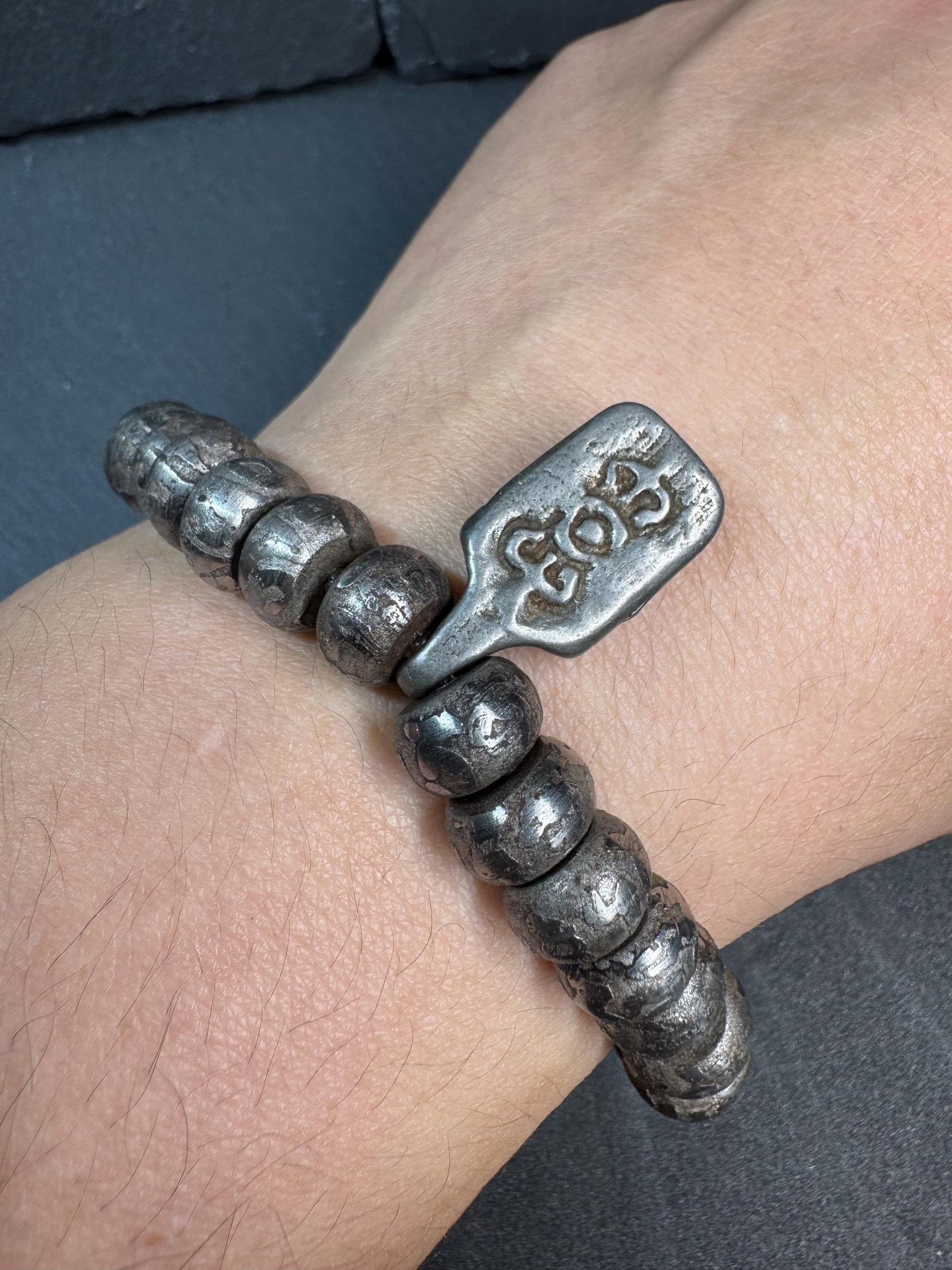 Tibetan Iron Meteorite Mala Bracelet – 32 Engraved Beads, Six-Syllable Mantra, Adjustable Stretch Design