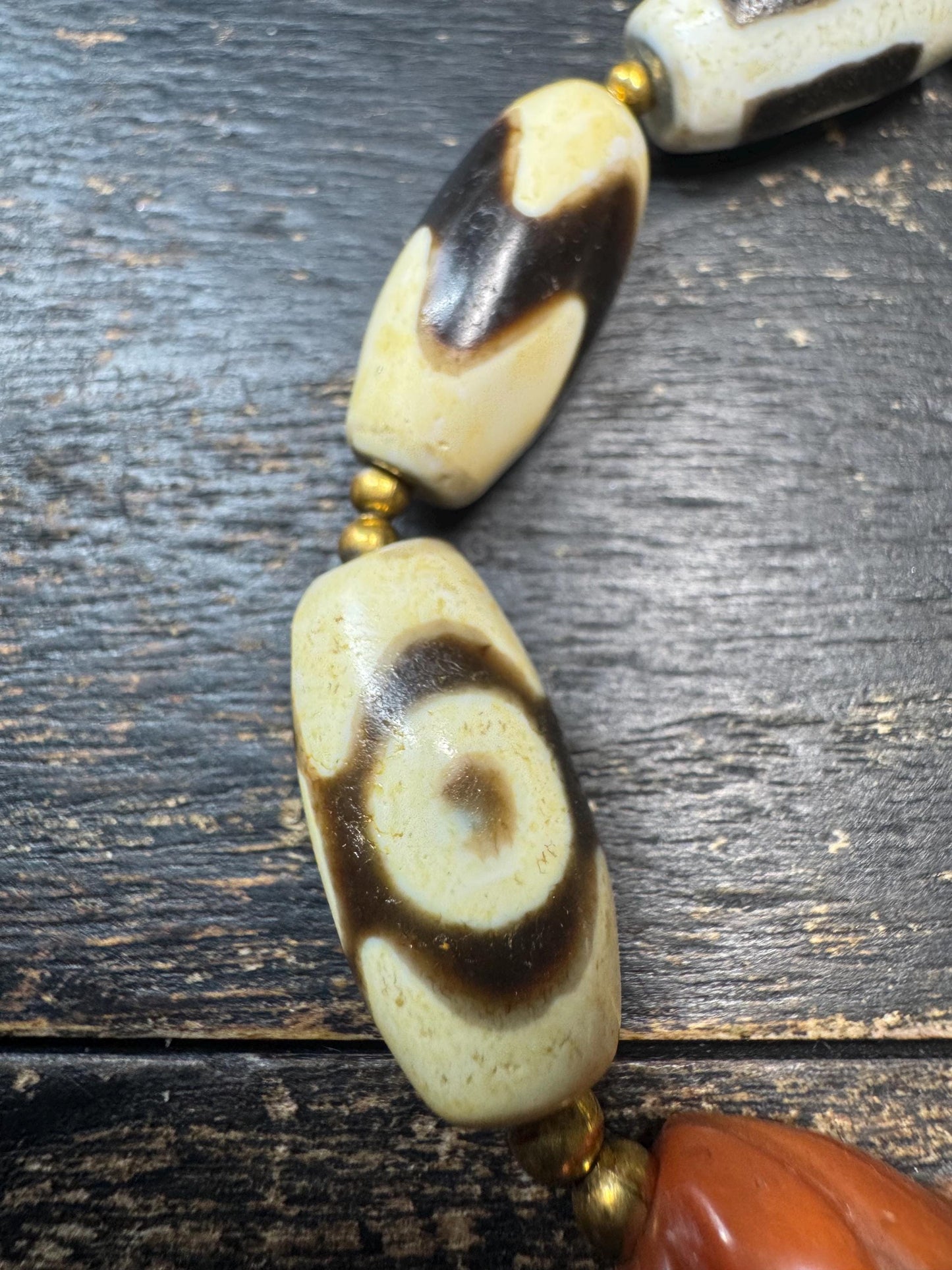 Vintage Tibetan Fire Offering Dzi Bead Bracelet with Nanhong Agate Accent, Stretch Bracelet for 7–8 Inch Wrist, Himalayan Ethnic Jewelry