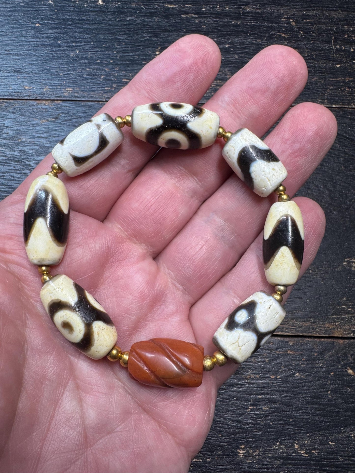 Vintage Tibetan Fire Offering Dzi Bead Bracelet with Nanhong Agate Accent, Stretch Bracelet for 7–8 Inch Wrist, Himalayan Ethnic Jewelry