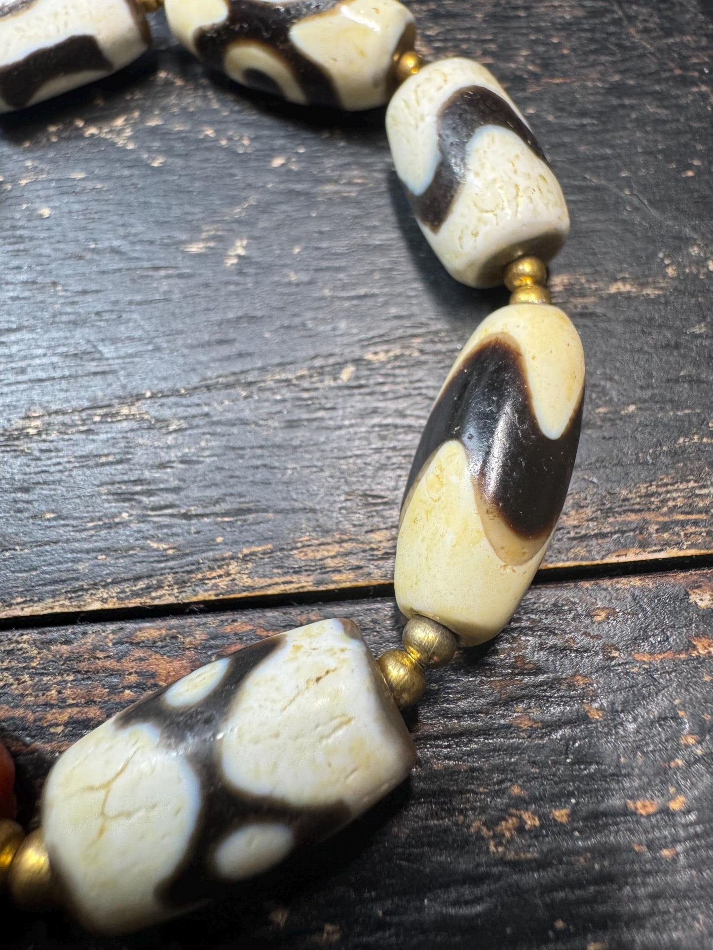 Vintage Tibetan Fire Offering Dzi Bead Bracelet with Nanhong Agate Accent, Stretch Bracelet for 7–8 Inch Wrist, Himalayan Ethnic Jewelry