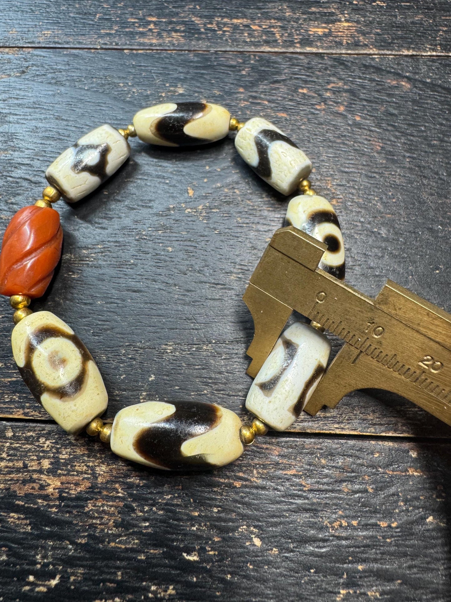 Vintage Tibetan Fire Offering Dzi Bead Bracelet with Nanhong Agate Accent, Stretch Bracelet for 7–8 Inch Wrist, Himalayan Ethnic Jewelry