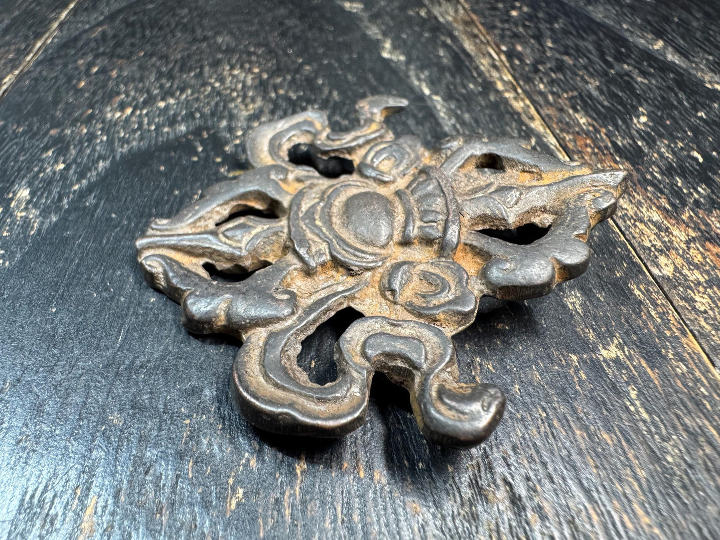 Vintage Tibetan Copper Alloy Pendant – Vajra Motif Amulet – Aged Patina Ritual Charm – Cast Bronze-Like Pendant – Ethnic Spiritual Jewelry