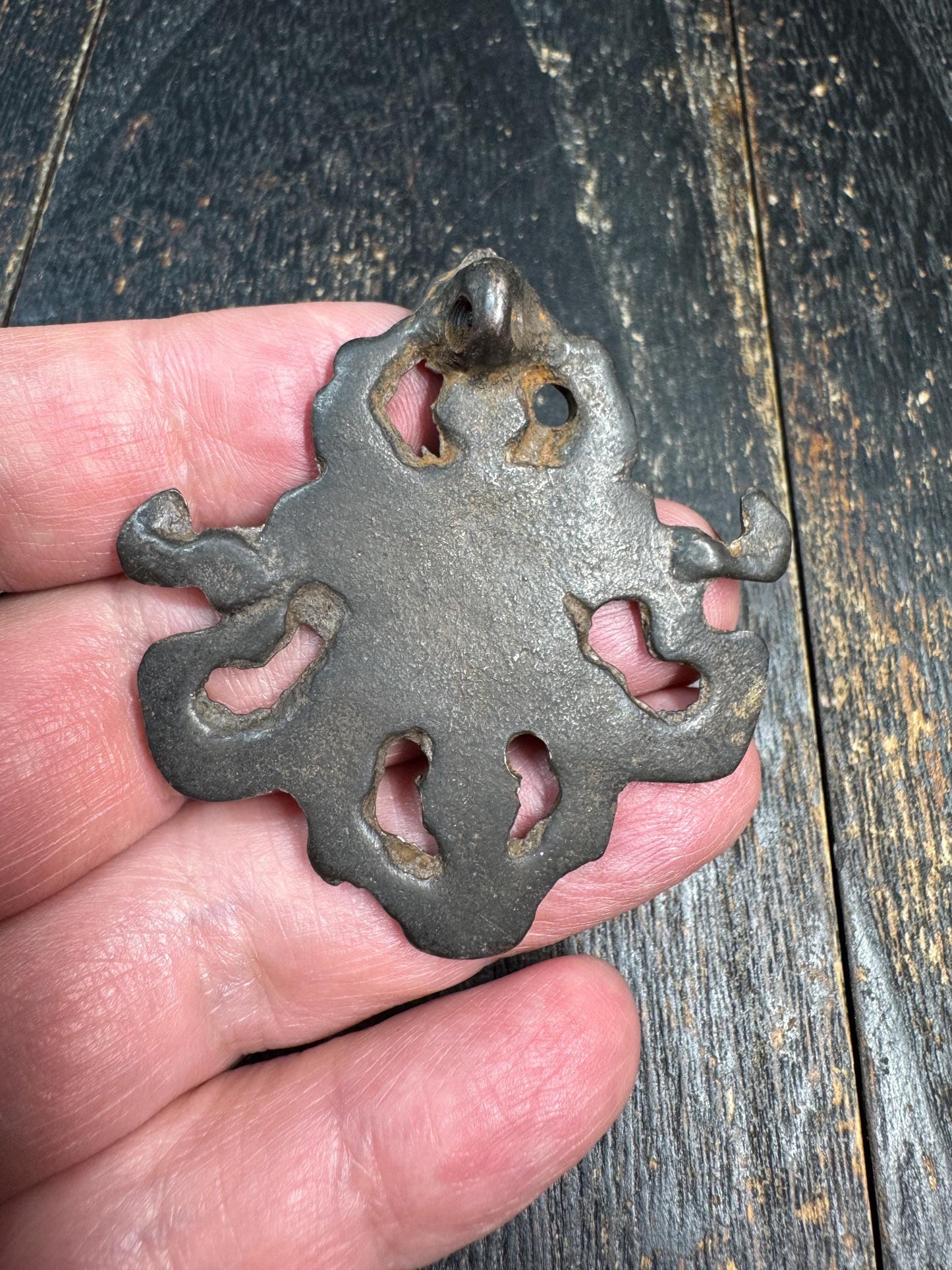 Vintage Tibetan Copper Alloy Pendant – Vajra Motif Amulet – Aged Patina Ritual Charm – Cast Bronze-Like Pendant – Ethnic Spiritual Jewelry