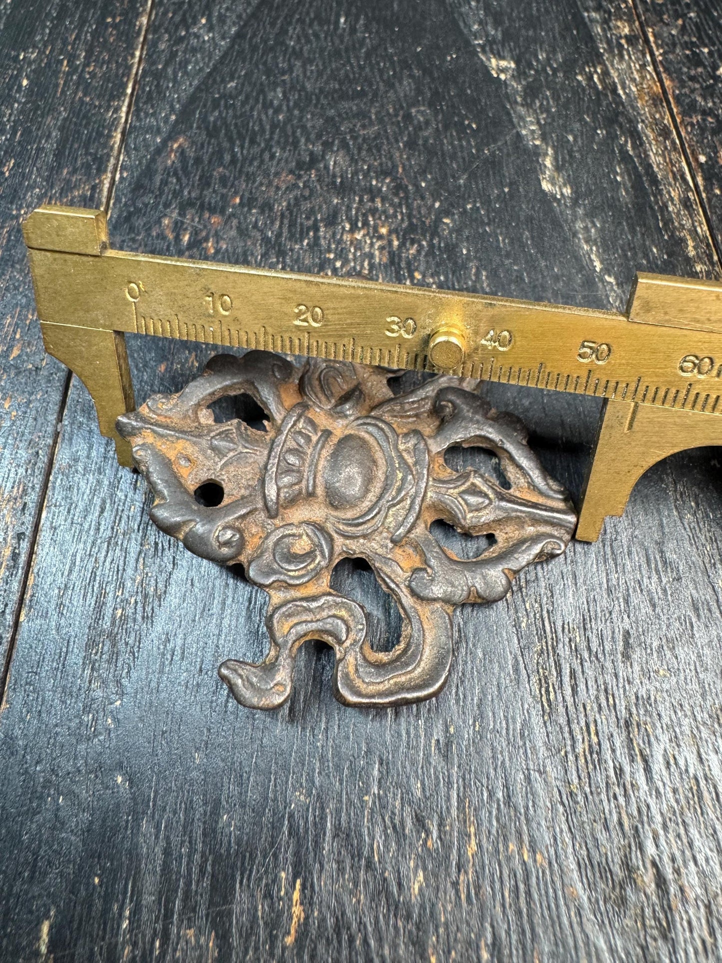 Vintage Tibetan Copper Alloy Pendant – Vajra Motif Amulet – Aged Patina Ritual Charm – Cast Bronze-Like Pendant – Ethnic Spiritual Jewelry